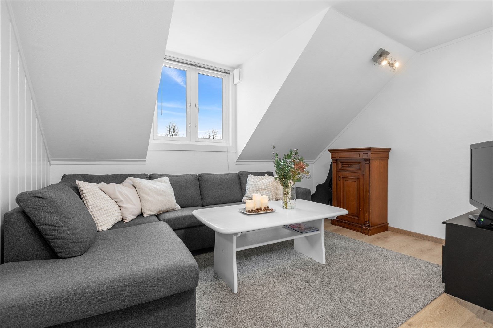 Tilnærmet hele leiligheten ble oppgradert i 2018 og holder en gjennomgående pen standard. Galleribilde