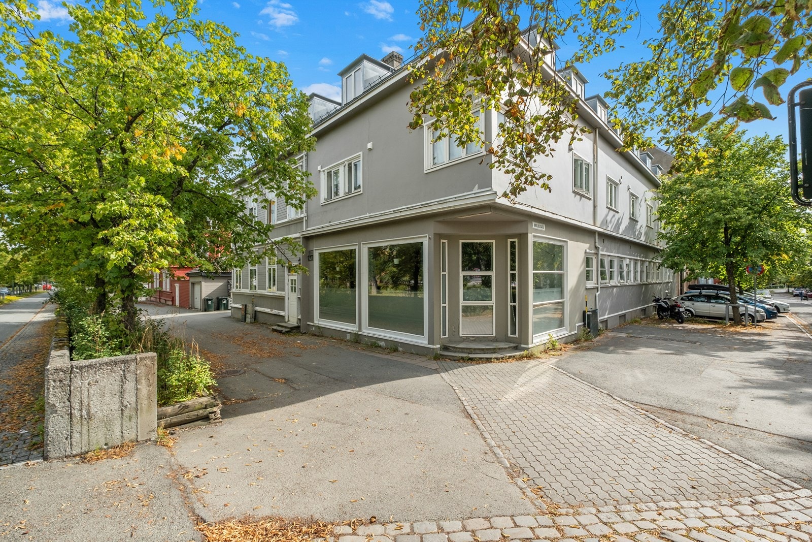 Leiligheten ligger i byggets øverste etasje og vist med de tre vinduene på høyre side og ett vindu i front. Galleribilde