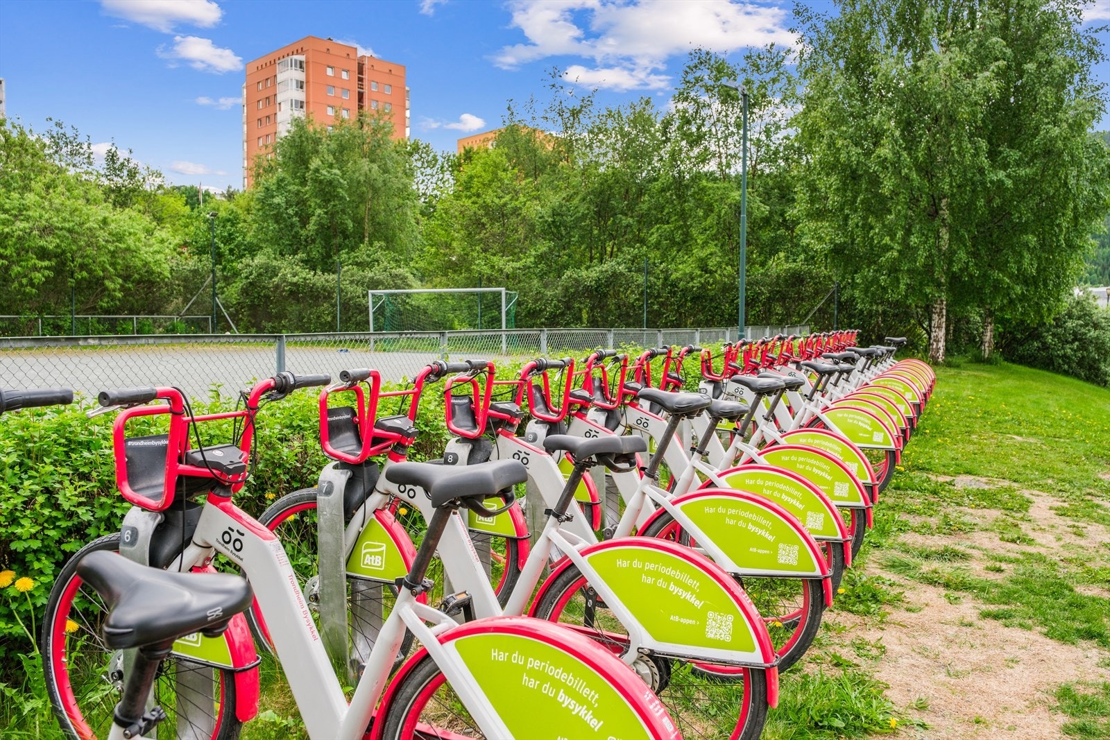 I nærheten av leiligheten finner du inn- og utleveringsmuligheter for lån av bysykkel, hvor du kan farte fritt rundt i Trondheim by. Galleribilde