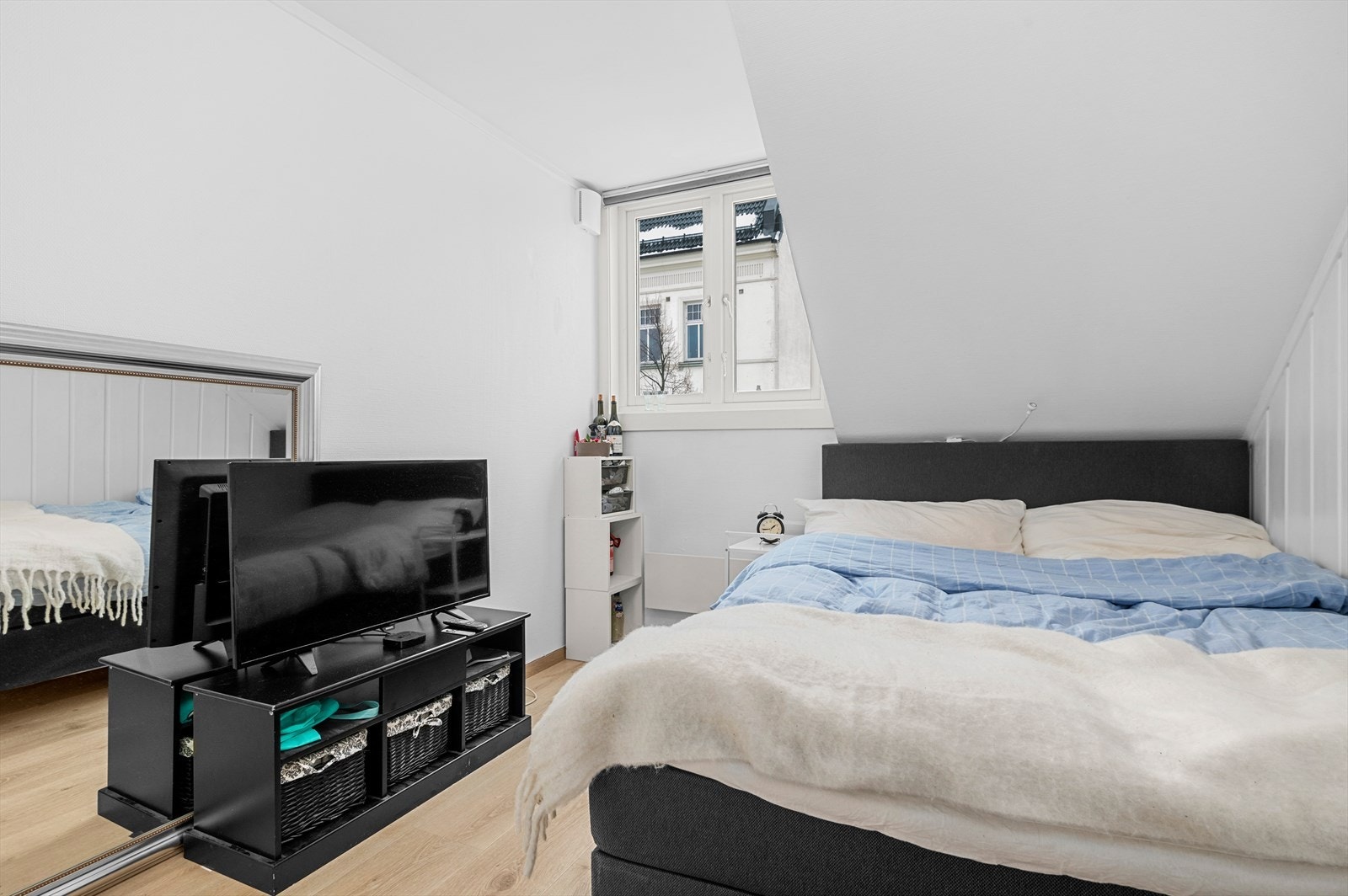 Det minste soverommet er på 8,5m² målbart areal. Det er plass til dobbeltseng og garderobeskap på alle soverommene Galleribilde