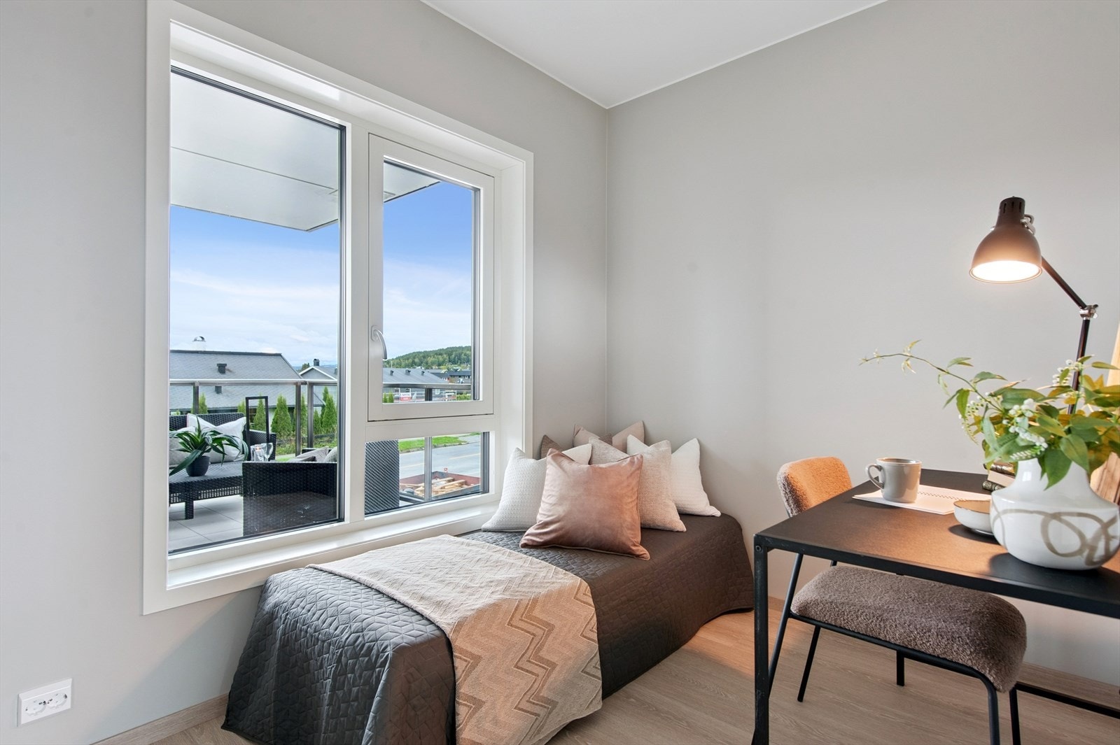 Det minste soverommet ligger til rette for benyttelse til kontor eller gjesterom. Skyvedørsgarderobe. Galleribilde