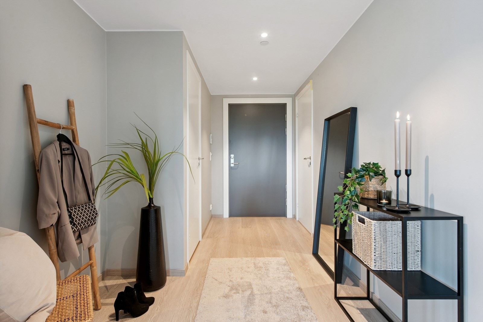 Entréen er ekstra god og bred som gir fin romfølelse. Her er det god plass til garderobe i tillegg til adkomst gjestebad og en praktisk bod/teknisk rom. Det er i tillegg en god bod i kjeller til lagring. Galleribilde