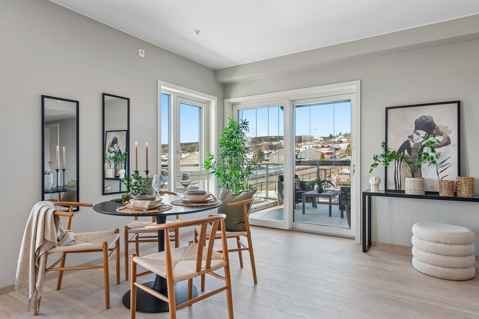 Fint stueareal til møblering med stor skyvedør ut til innglasset del av balkongen. Her kan man se solnedgangen bak Furuberget. Galleribilde