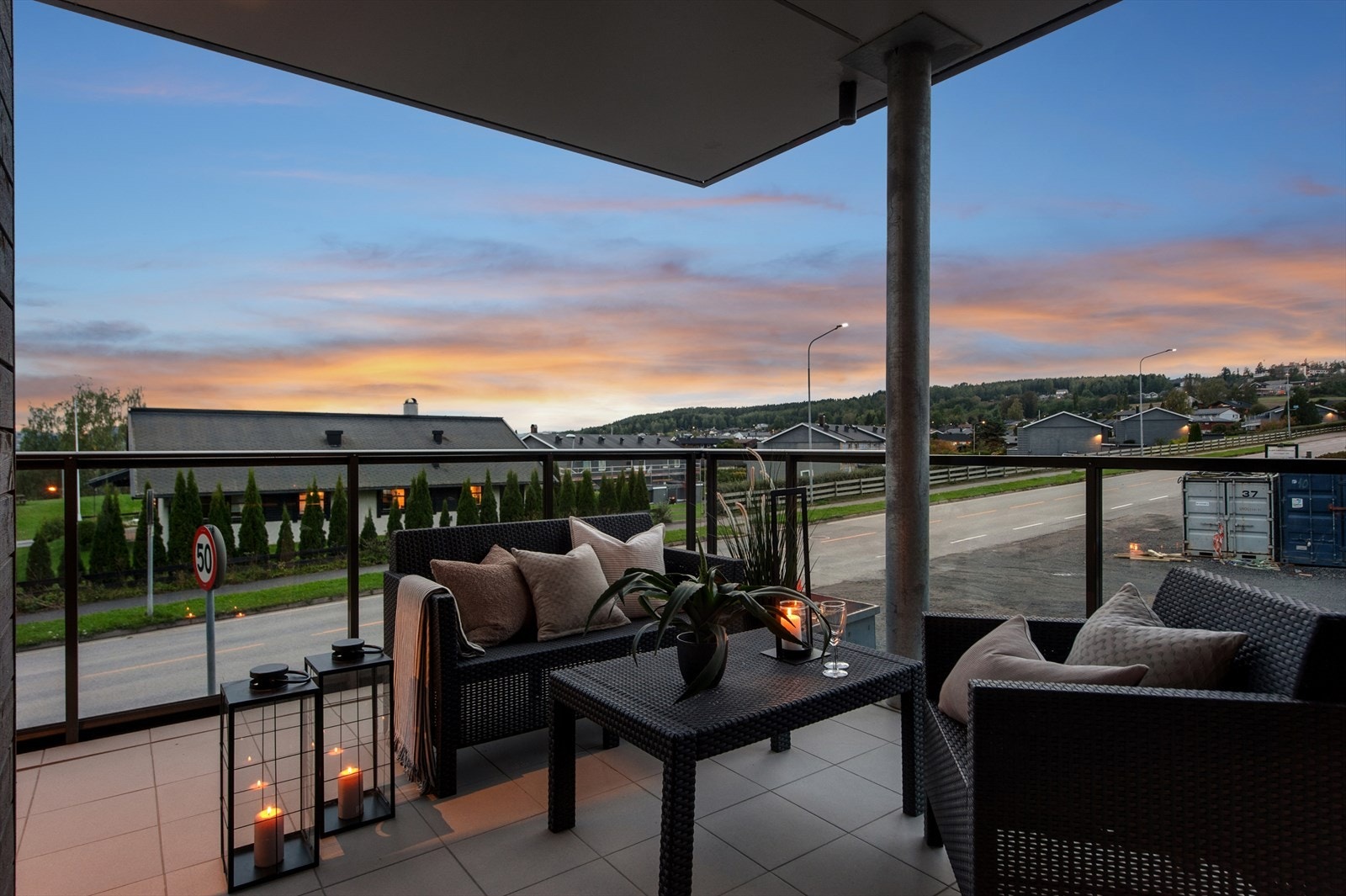 Leiligheten ligger i luftig og med solrik god balkong med hyggelig utsikt og glimt av Mjøsa. Her har man sola fra formiddag til sene kveldstimer når sola går ned bak Furuberget. Foto fra senhøst. Galleribilde