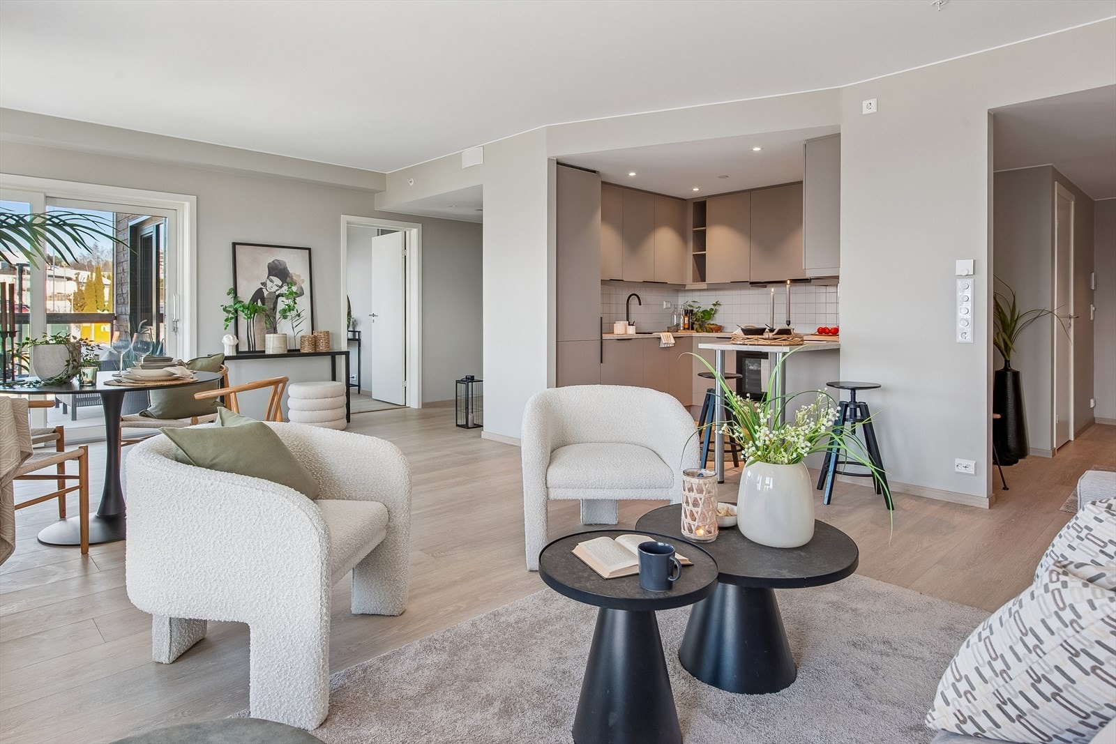 Delikat kjøkken som er trukket litt tilbake fra stuearealet. Integrerte hvitevarer. Galleribilde