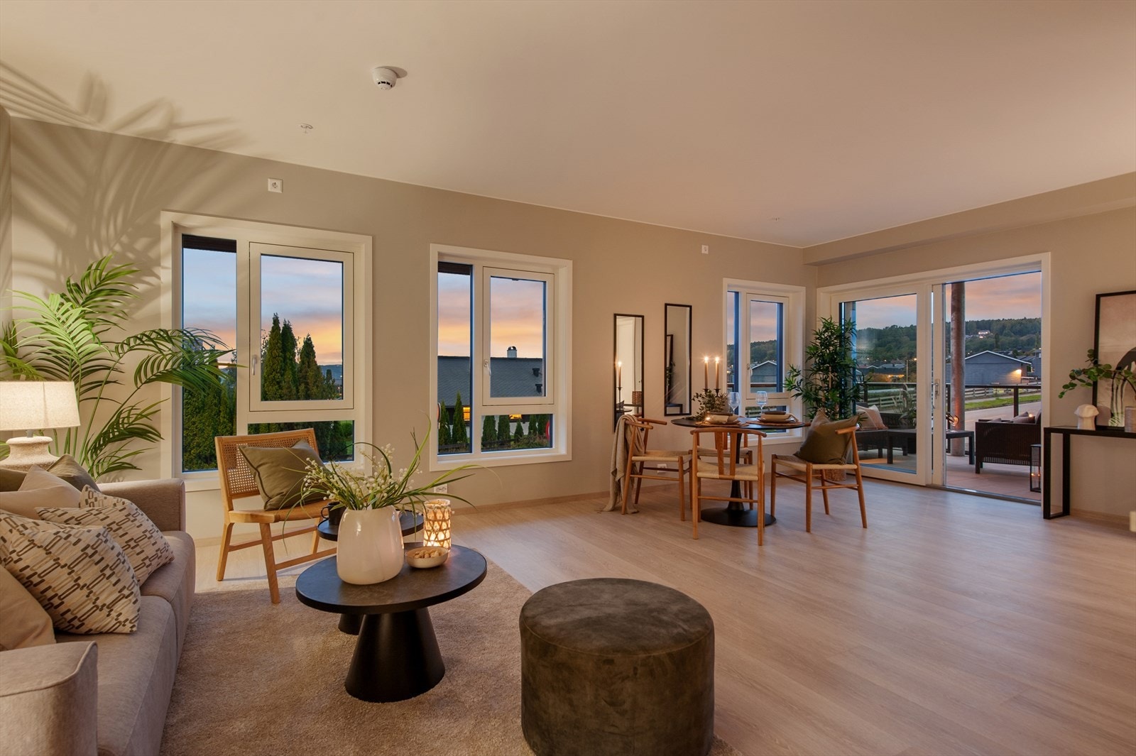 Lekkert stueareal med store vindusflater som slipper inn godt med lys og samtidig luftig utsiktsforhold. Fra stua er det stor praktisk skyvedør ut til innglasset del av balkongen. Foto før vinteren la seg. Galleribilde