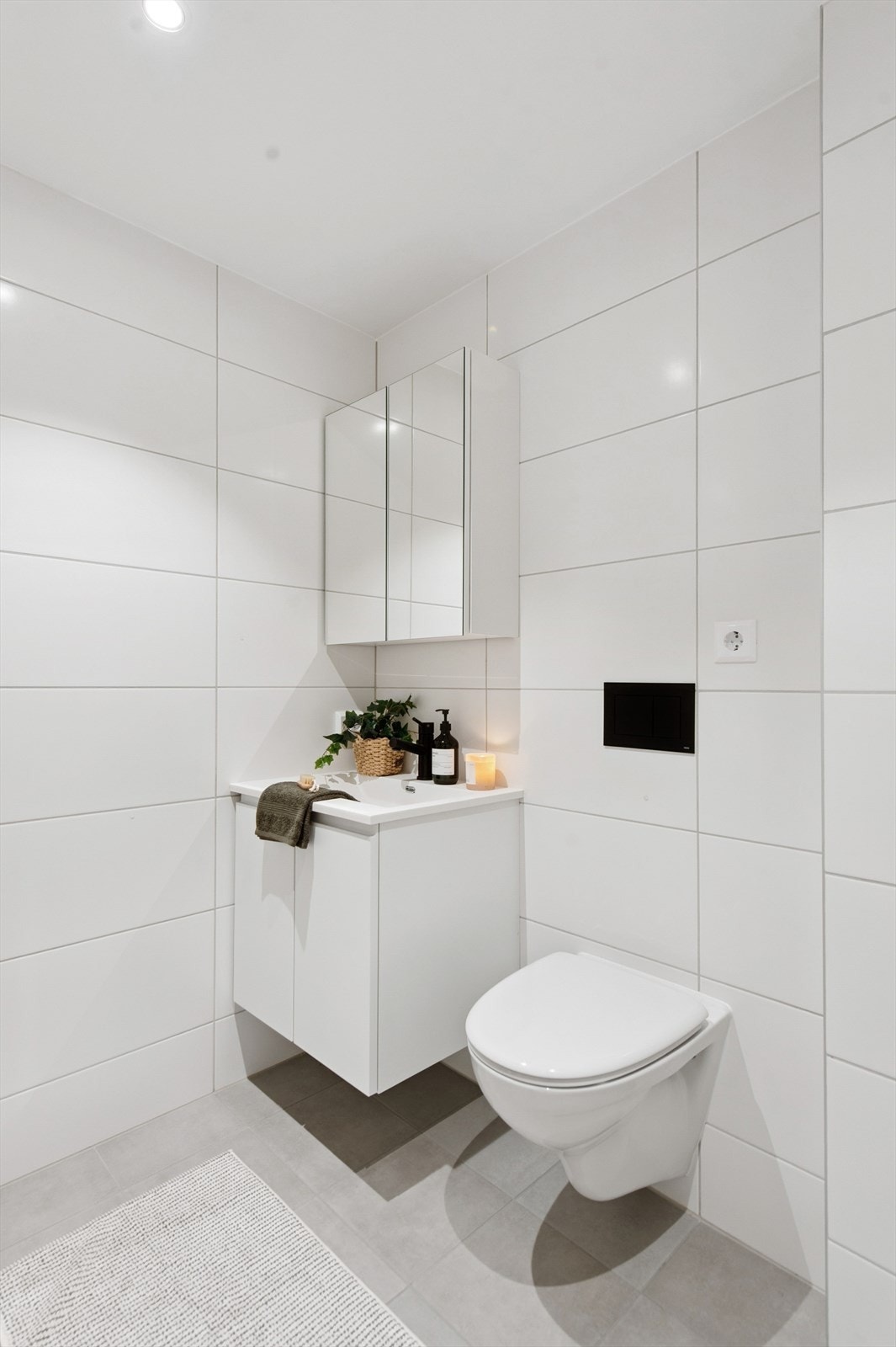 Gjestebadet med dusjnisje ligger i tilknytning til entré. Flislagt med gulvvarme. Galleribilde