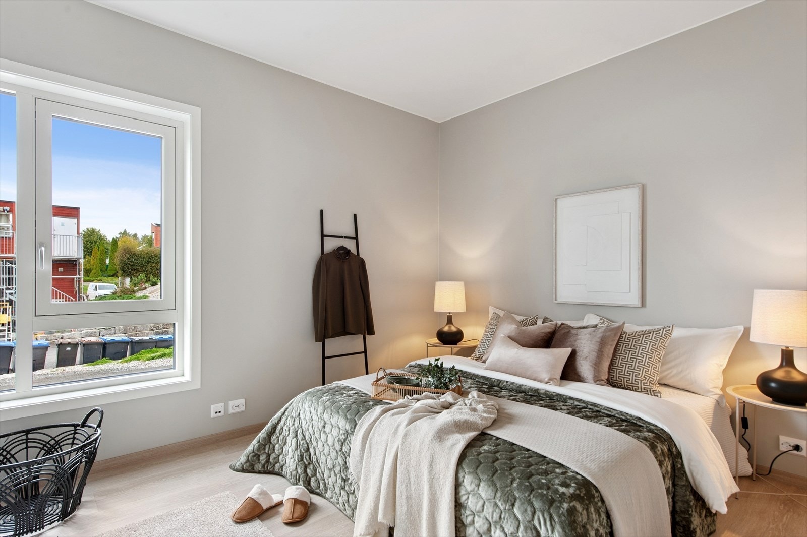 Hovedsoverom med skyvedørsgarderobe. (Brakker mm utenfor vindu er fjernet og det er opparbeidet en fin gjesteparkering) Galleribilde