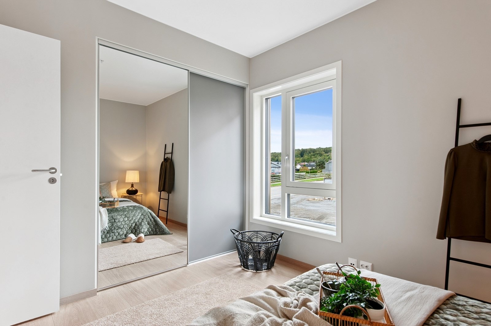 God skyvedørsgarderobe med en speildør. Fra soverom får man hyggelig utsikt mot Furuberget. Dette er siste byggetrinn så alt utomhus er ferdigstilt, mangler kun grønn plen som kommer til våren. Galleribilde