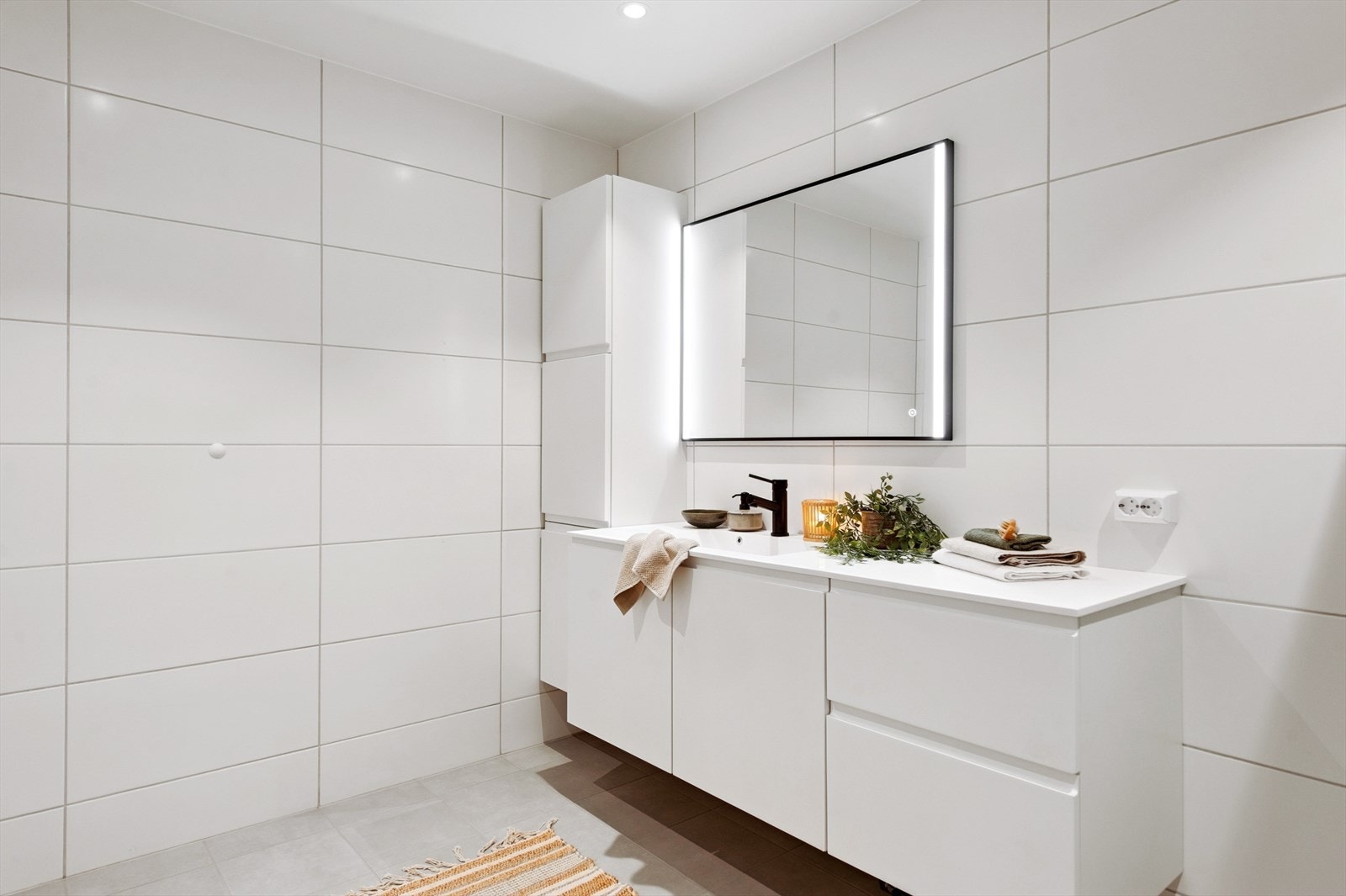 Ekstra god plass til oppbevaring i innredningen på hovedbadet. Galleribilde