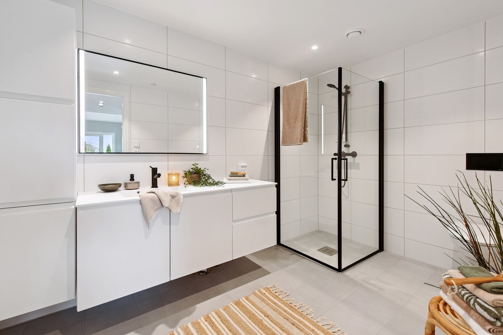 Hovedbadet er romslig og lunt, gulvvarme. Klassisk innredning med skuffer, skap og ekstra høyskap. Stort speil med integrert lys. Opplegg til vaskemaskin. (Plassbygd bad, foto tatt før siste finish) Galleribilde