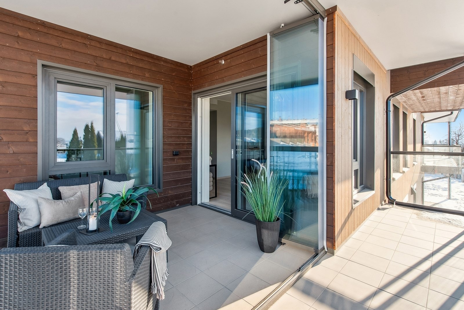 Flott balkong på ca 15 kvm hvor innerste delen er innglasset. Den innglasset delen forlenger utesesongen både vår og høst. Galleribilde