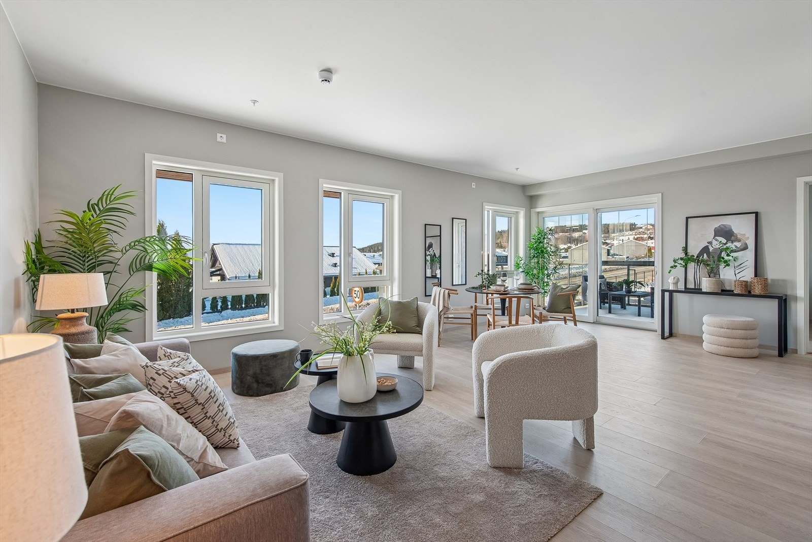 Stueareal med god innfall av dagslys og fritt utsyn med glimt av Mjøsa flere steder. Leiligheten ligger i andre etasje fra vegen som gir ekstra fin luftighet i forbindelse med foranliggende eneboliger. Galleribilde