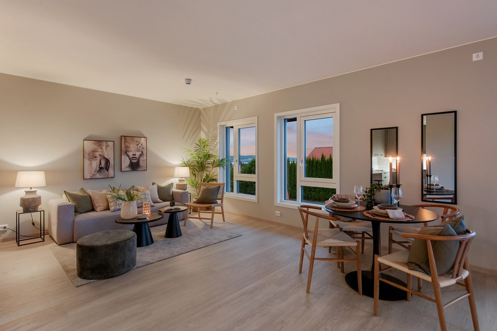 Stuearealet har god plass til møblering av langbord og sittegruppe. Komfortabelt med gulvvarme. 1stavs eikeparkett. Foto fra før vinteren la seg ute. Galleribilde