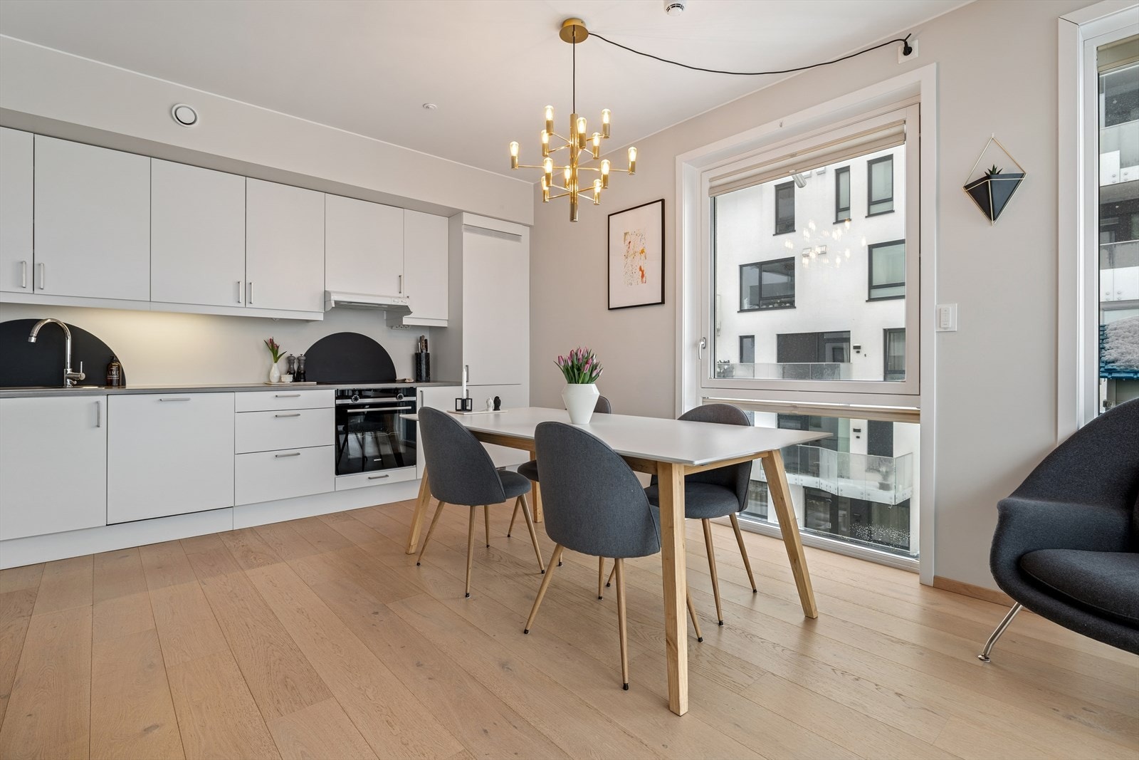 I tilknytning til kjøkkenet, kan spisebord enkelt plasseres - her kan gode måltider nytes. Galleribilde