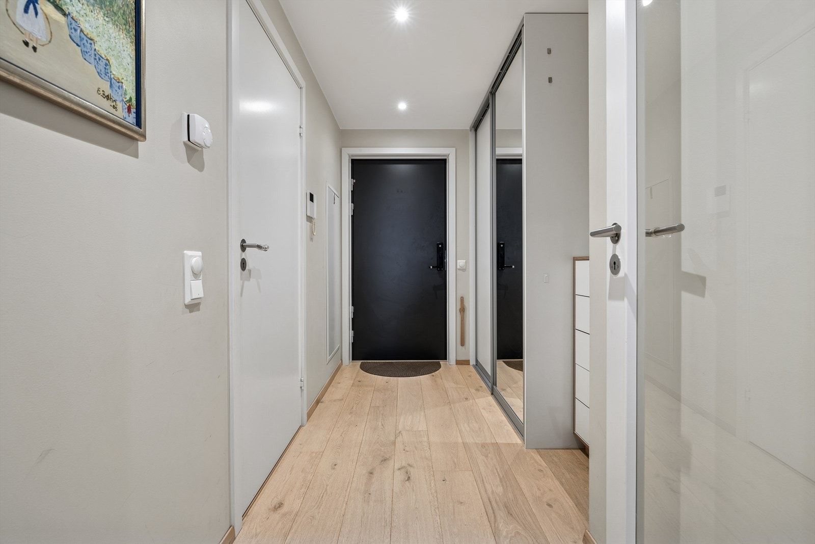 Her ønskes du velkommen inn i en lys entré med god plass til å oppbevare ytterklær og sko i stor skyvedørsgarderobe. Galleribilde