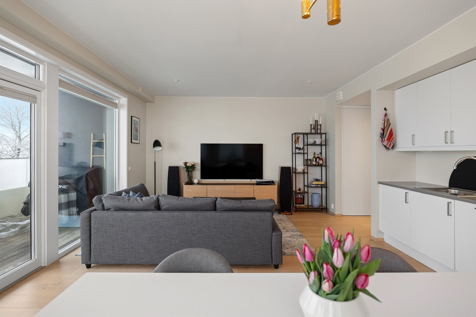 Stuen har plass til flere møbleringsmuligheter for å skape den stuen du selv ønsker. Galleribilde