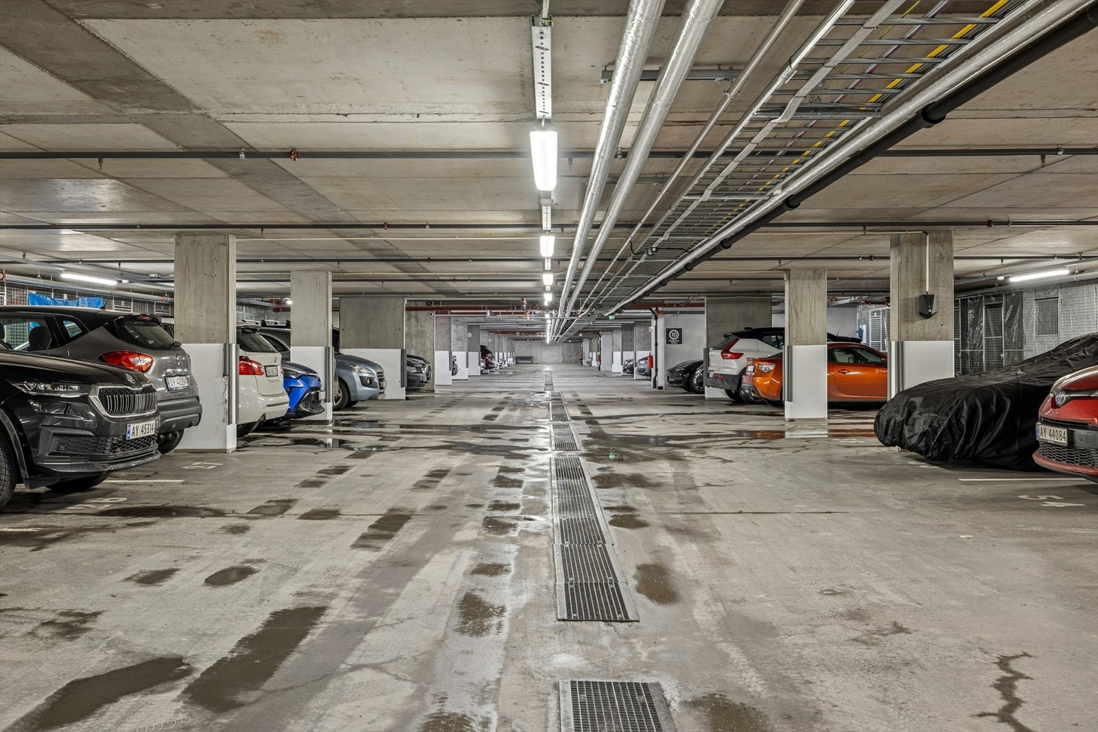 Fast parkeringsplass i felles lukket garasjeanlegg med heisadkomst. Galleribilde