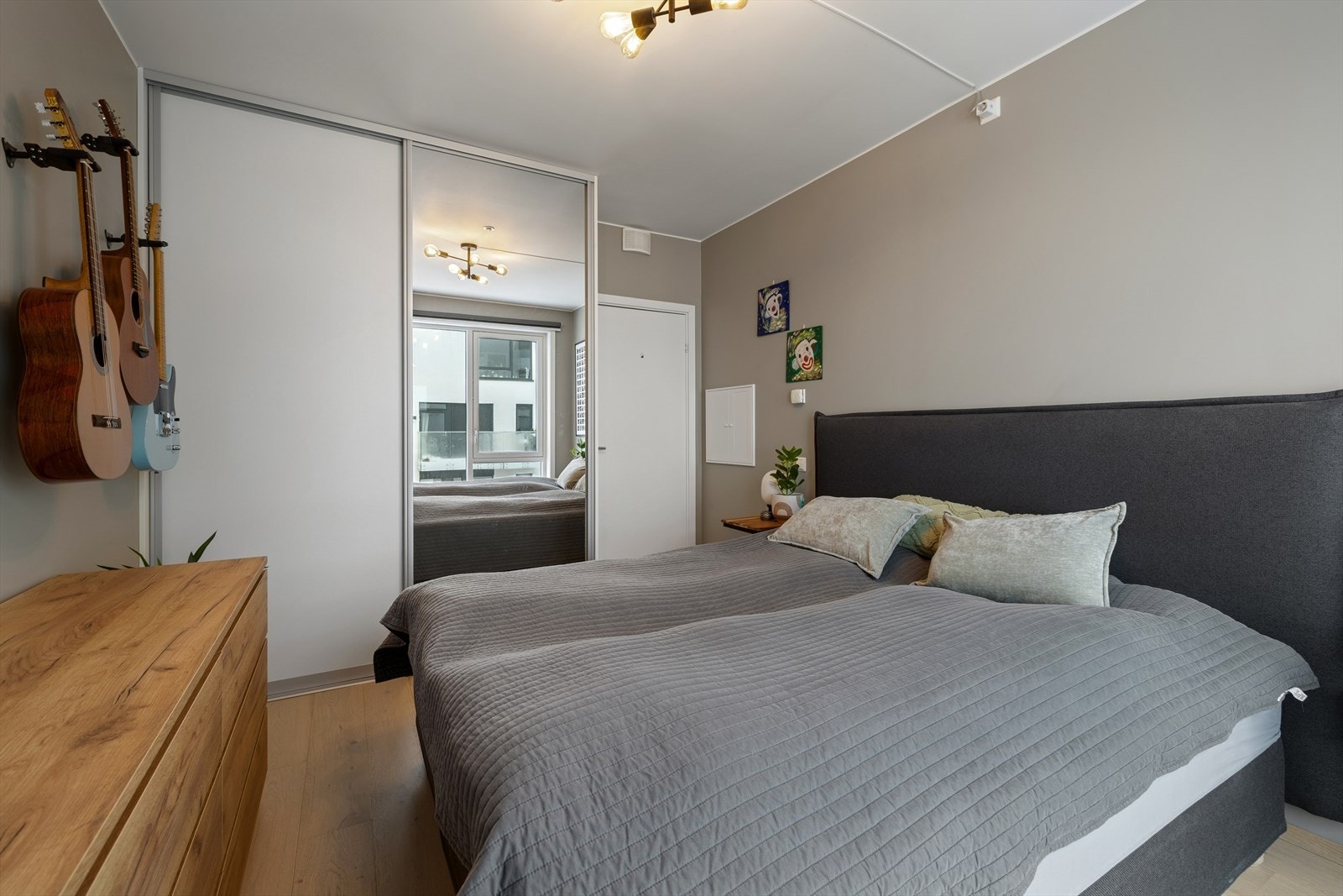 Her er det stor skyvedørsgarderobe med god oppbevaringsplass. Galleribilde