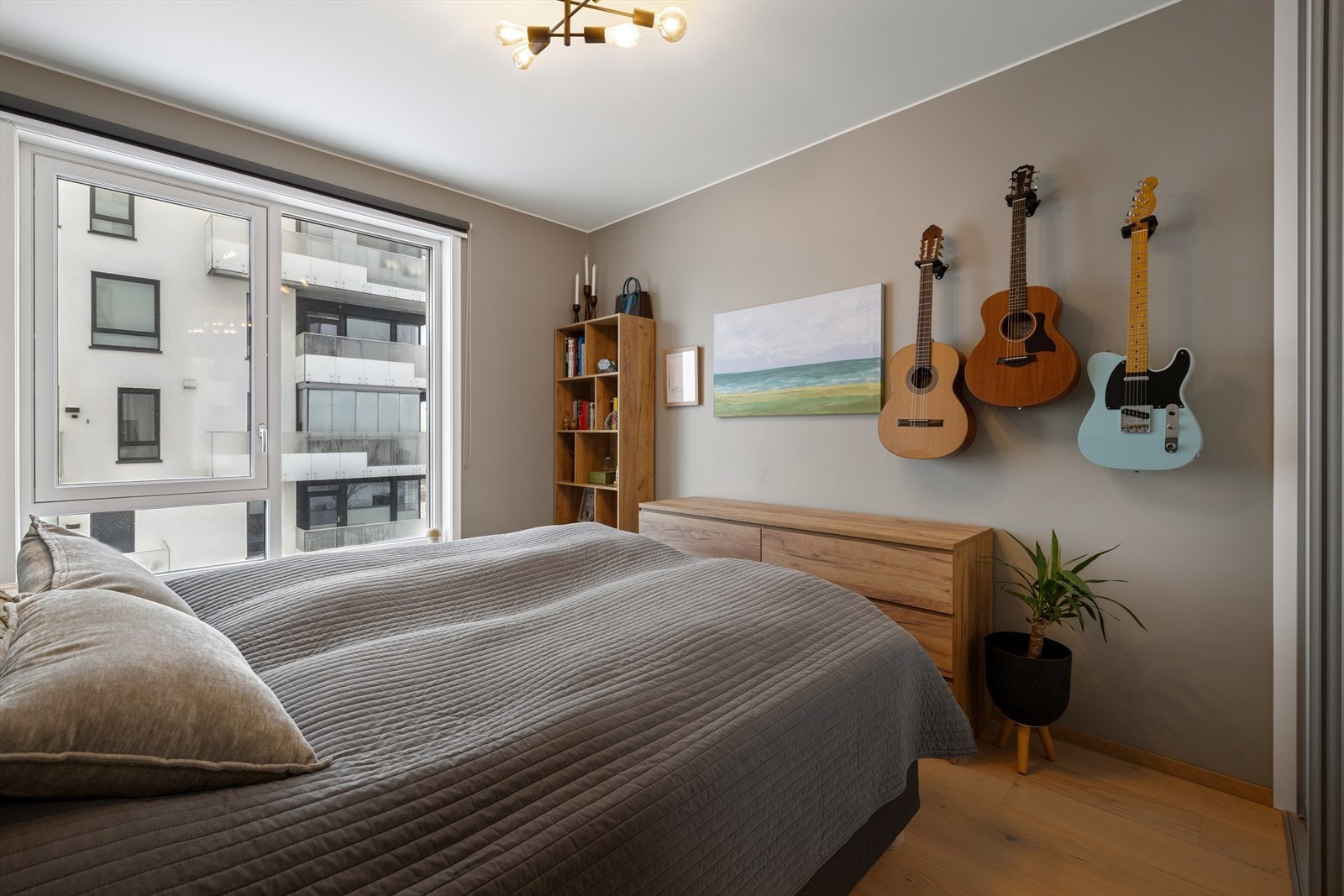 Hovedsoverommet har god plass til dobbeltseng og tilhørende møblementer. Galleribilde