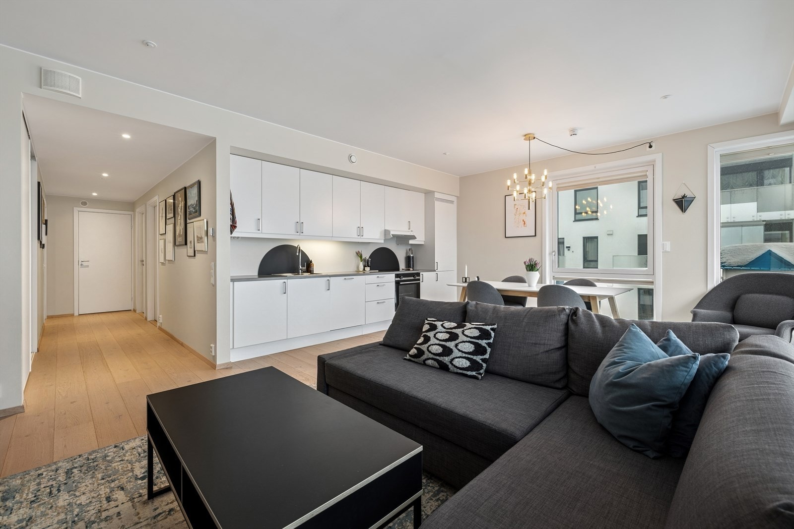 Det er åpen stue og kjøkkenløsning som gjør rommet mer sosialt. Galleribilde