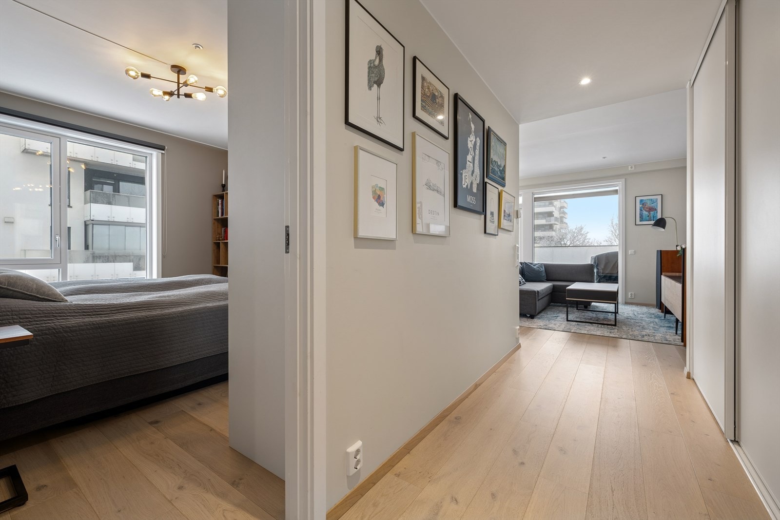 Videre byr boligen på to gode soverom. Det er ytterligere oppbevaring i skyvedørsgarderobe til høyre i gangen. Galleribilde