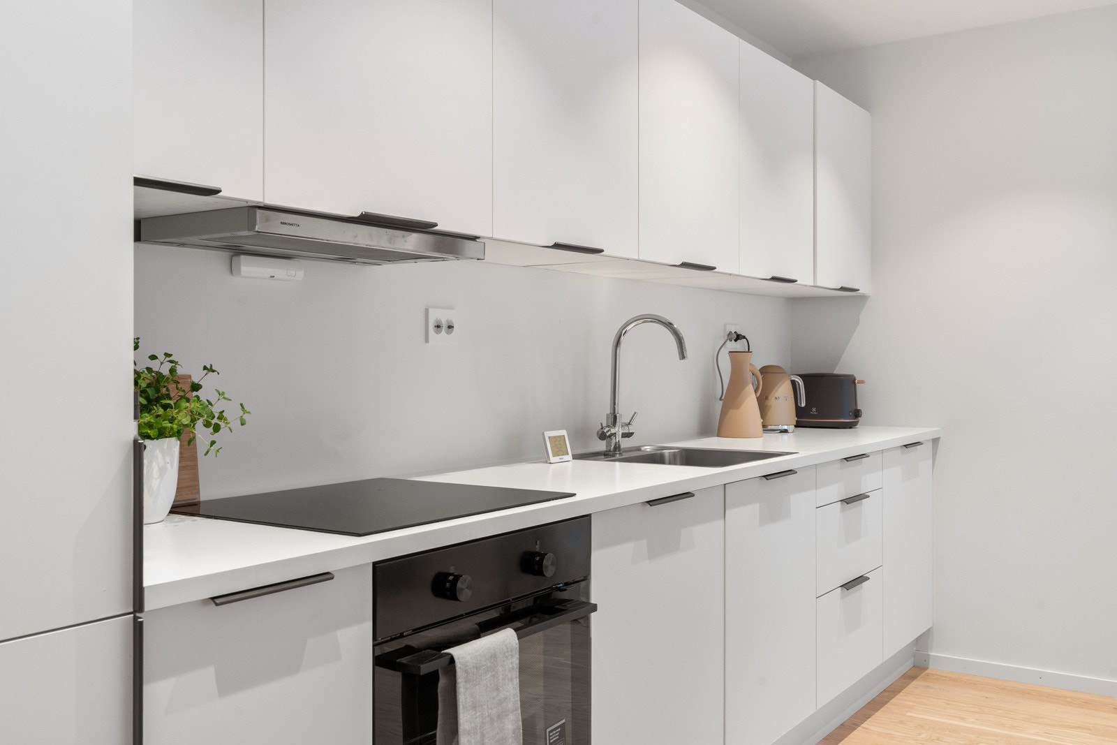 Alt man trenger av integrerte hvitevarer som kjøl/frys, stekeovn, koketopp og oppvaskmaskin.