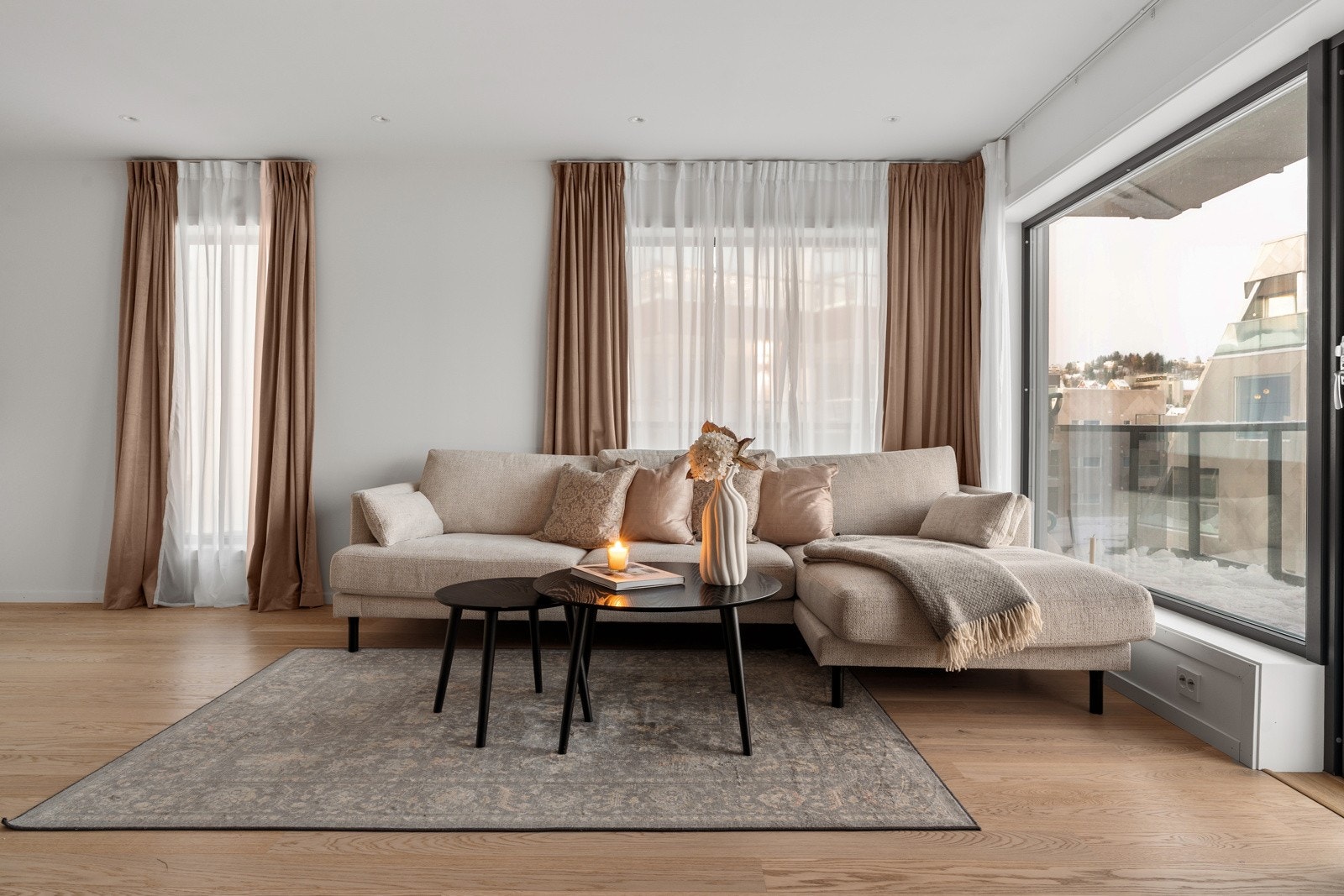 Her har du flere muligheter for å møblere den sosiale sonen med sofa, loungemøbler etc.