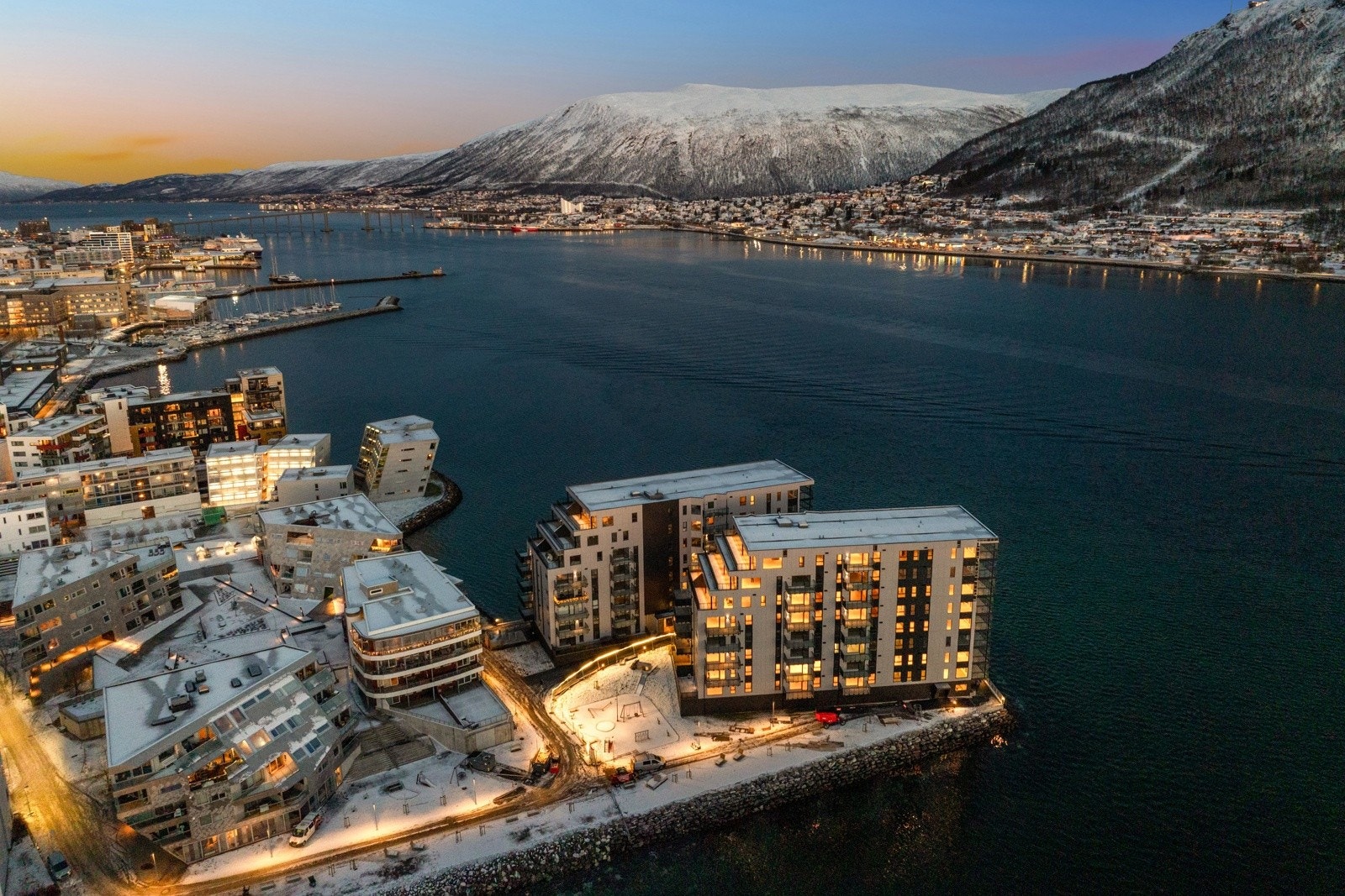 Bygget ligger spektakulært til, ytterst i sundet, på Strandkanten.