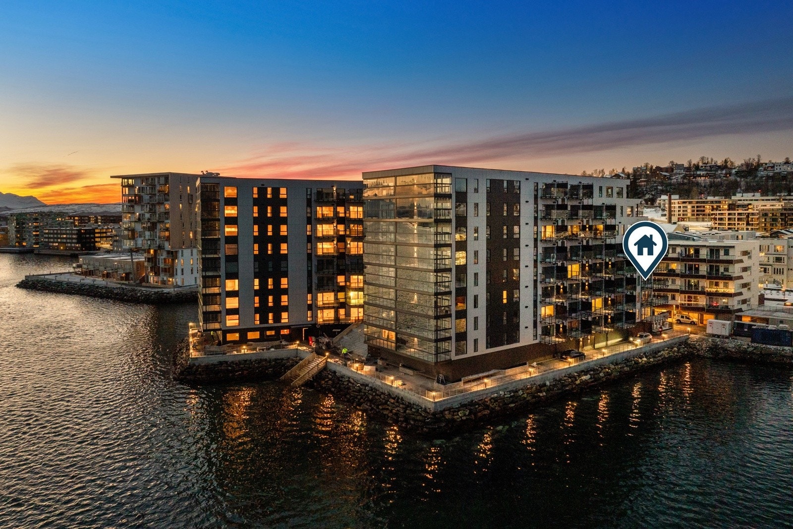 Leiligheten ligger på hjørnet i 3. etasje og nyter fantastisk utsikt mot brua og Ishavskatedralen.