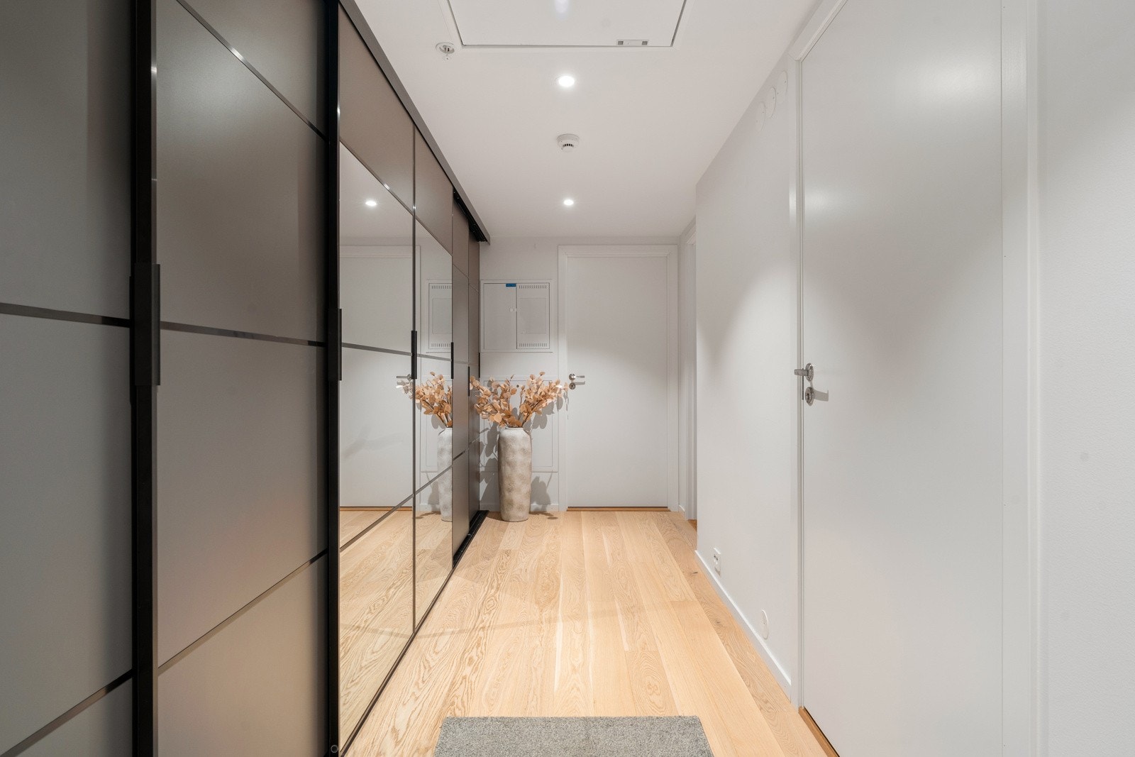 Velkommen inn! Stor og innholdsrik skyvedørsgarderobe i entreen, som nærmest fungerer som en innvendig bod.