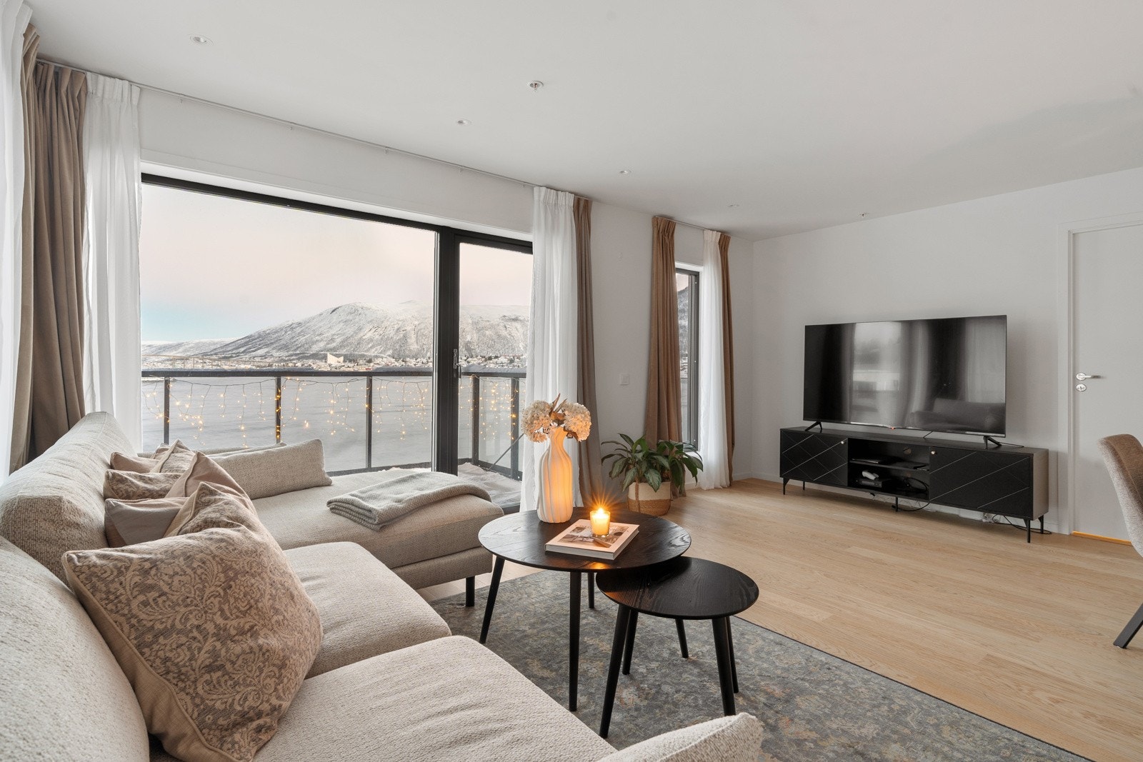 Fra stuen har du fantastisk utsikt mot Tromsøysundet, Ishavskatedralen og Fjellheisen m.m.