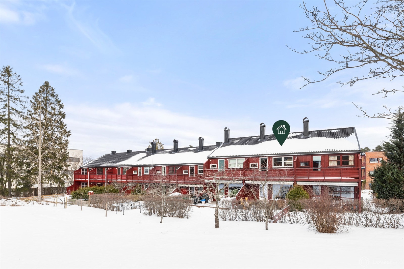 Sydvestvendt og solrikt med terrasse og egen hage. Sol på terrassen til ca kl 22 sommerstid iflg. selger. Hyggelige fellesarealer rundt husrekkene som er opparbeidet med plenarealer, naturtomt og lekeplas Galleribilde