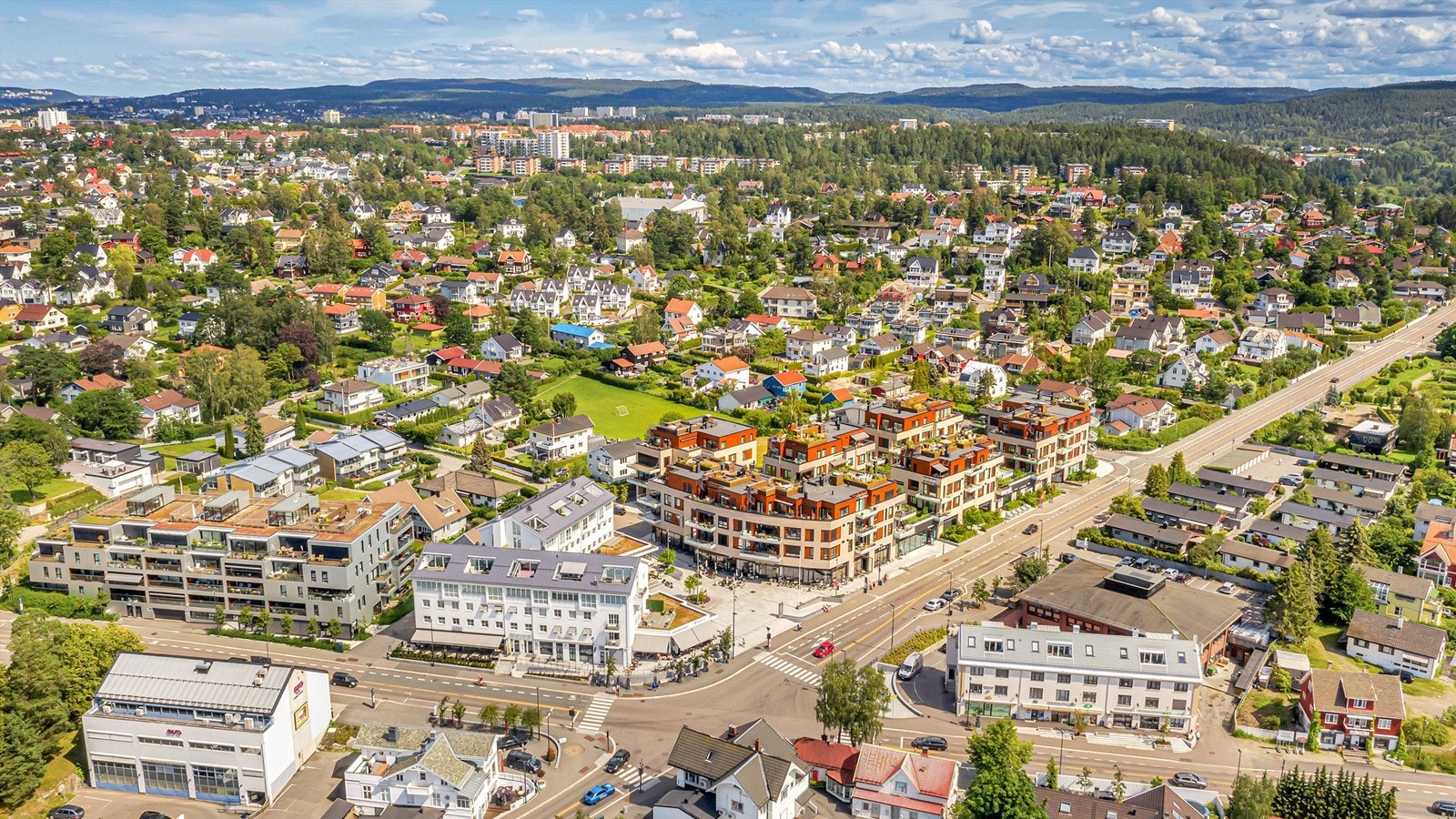 Kun få minutters gange til et bredt servicetilbud på Sæter. Her finner du bl.a. flere butikker, caféer, spisesteder, treningssenter m.m. Galleribilde