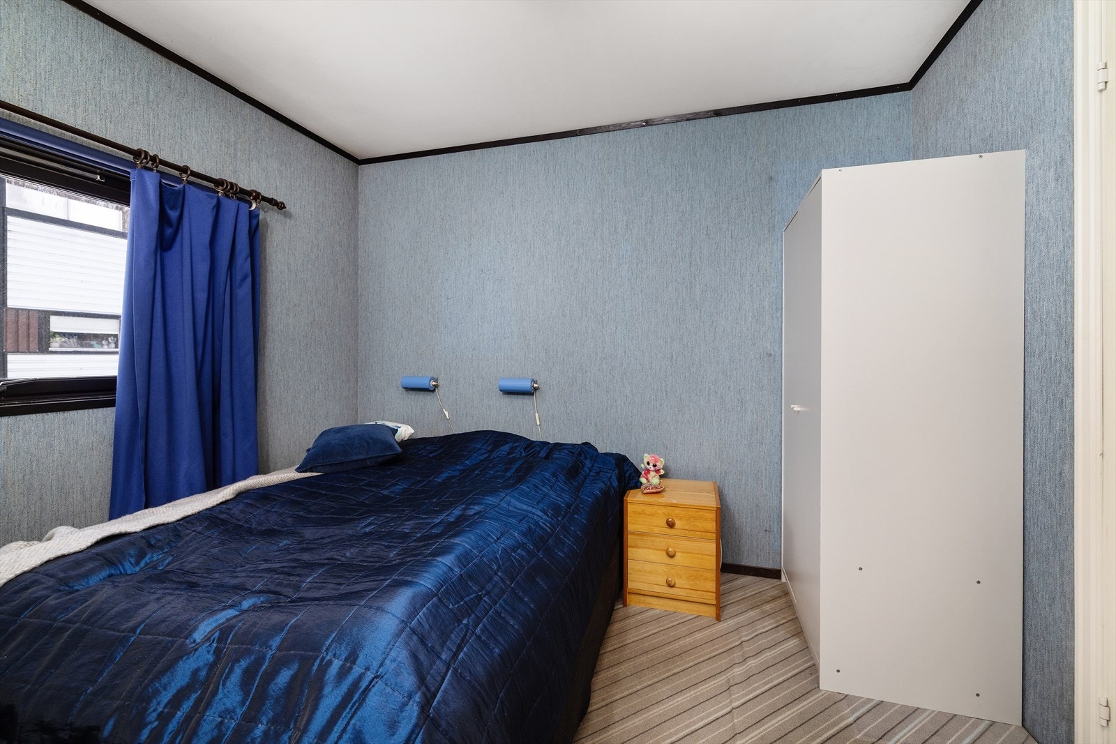 Rommet varmes opp med panelovn. Galleribilde