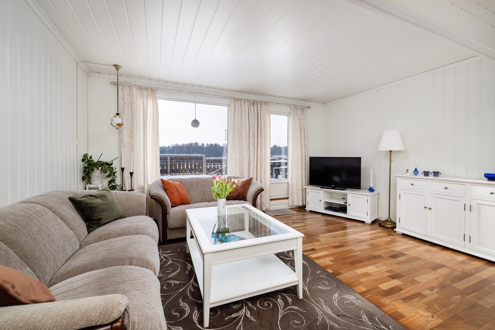 Den åpne løsningen gir en god romfølelse og fleksible møbleringsmuligheter. Galleribilde