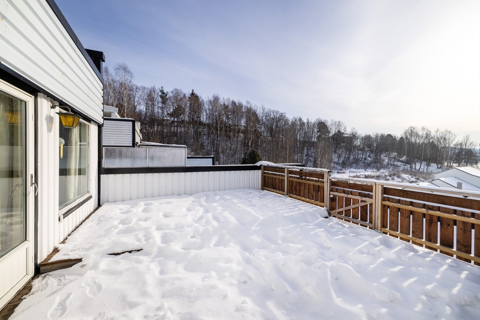 Den store, sydvendte takterrassen på 32 m² har nytt tettesjikt og terrassegulv fra 2023. Galleribilde