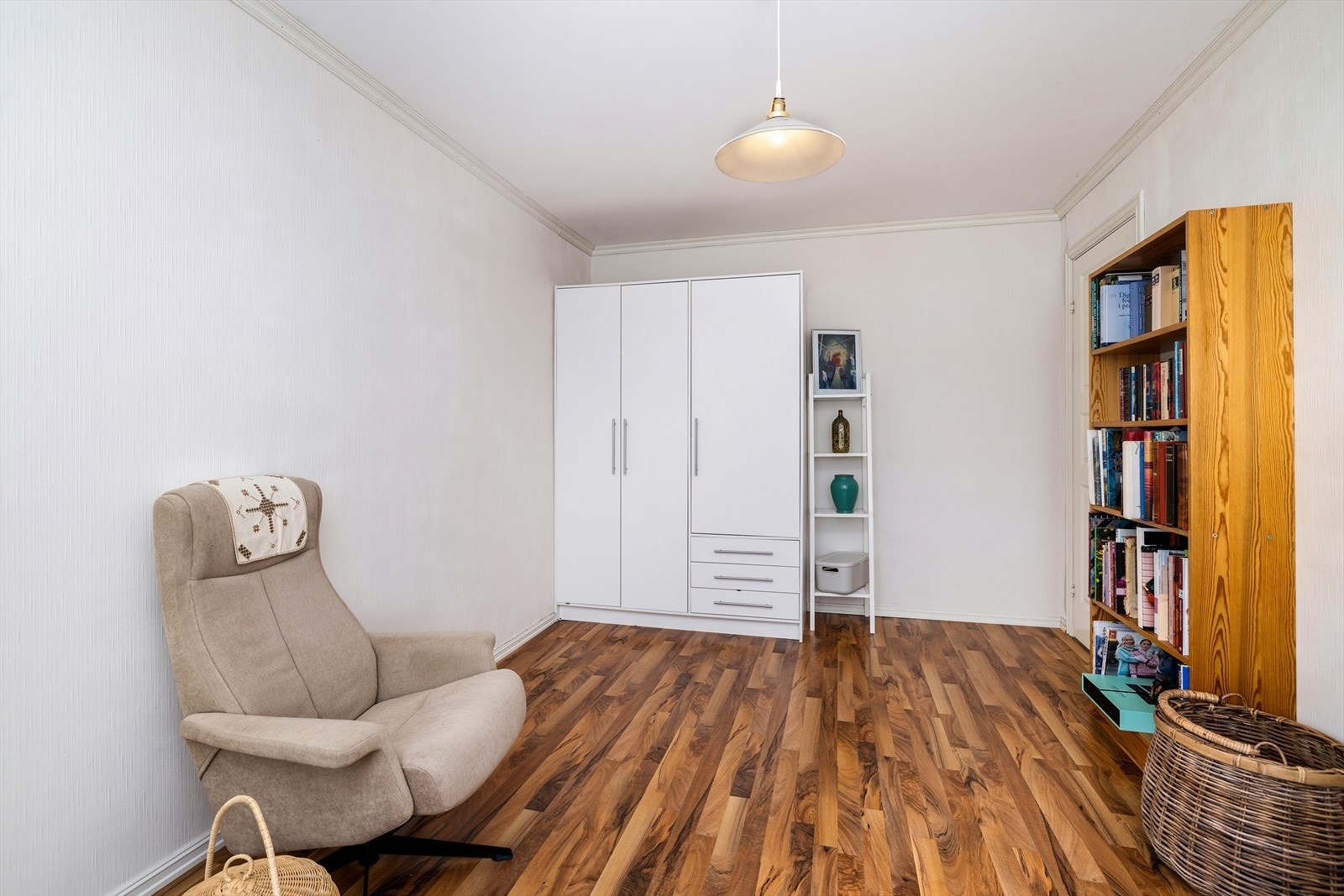 Leiligheten har totalt 3 soverom. Soverom 1 benyttes til hobbyrom i dag. Galleribilde