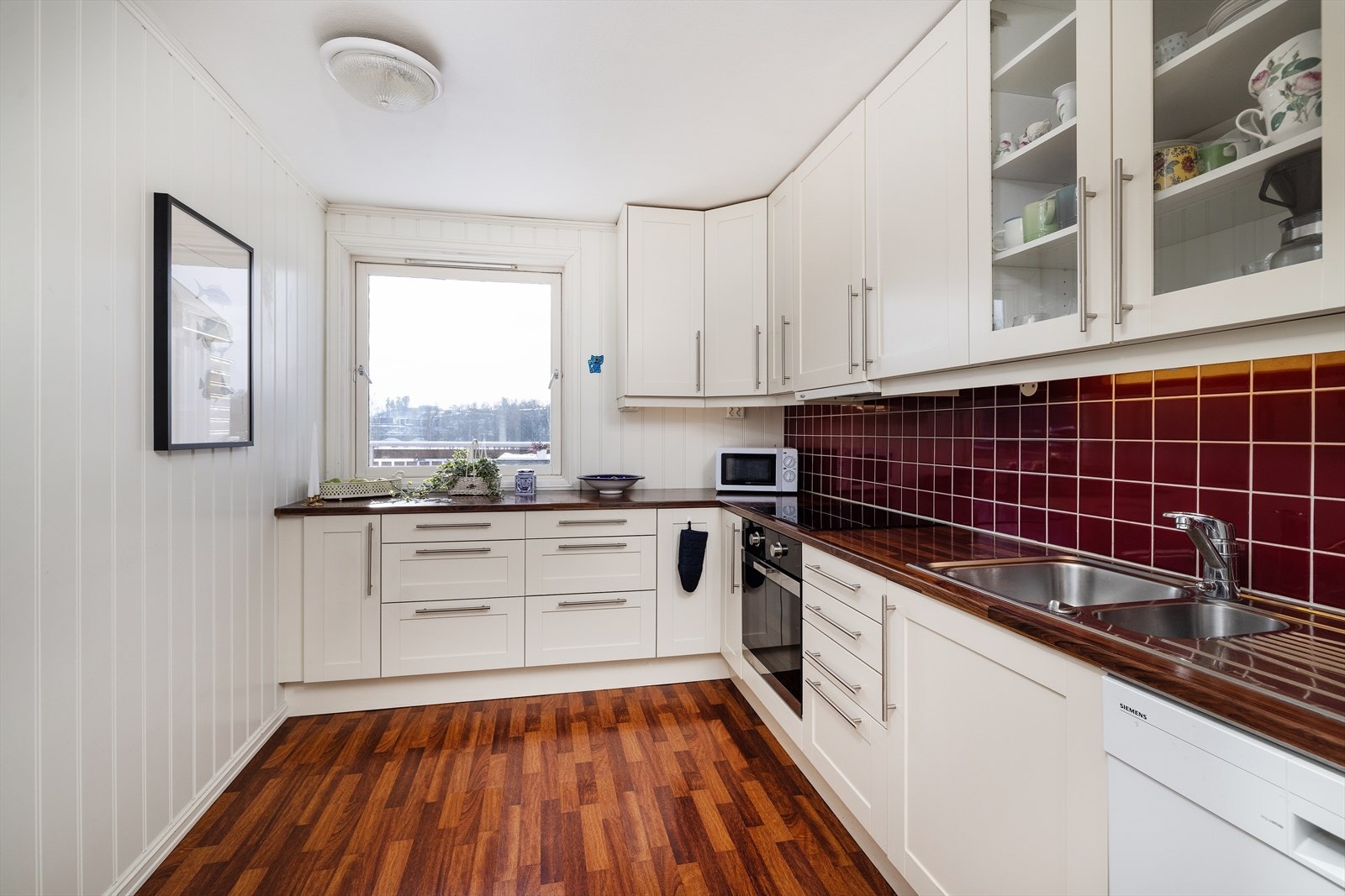 Kjøkkenet har en funksjonell innredning med integrert stekeovn og platetopp. Galleribilde