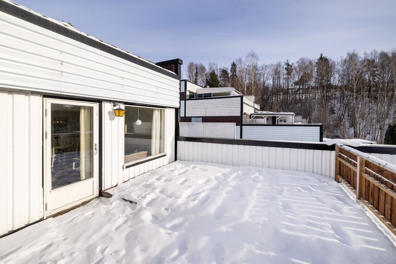 Terrassen har god plass for utemøbler og er et fint supplement til boligen. Galleribilde