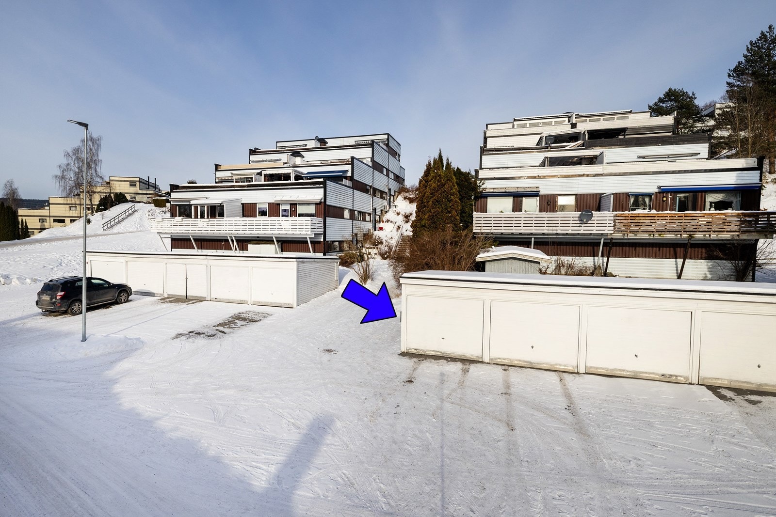 Leiligheten disponerer en garasjeplass i felles garasjeanlegg rett ved leiligheten. Galleribilde