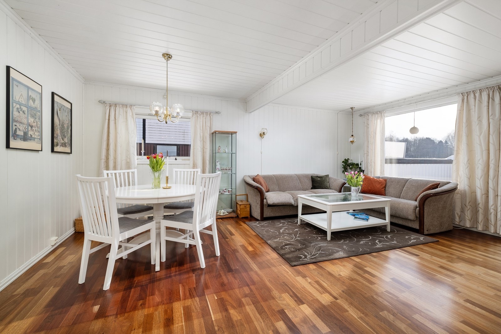 Stuen varmes opp med en luft-til-luft varmepumpe. Galleribilde