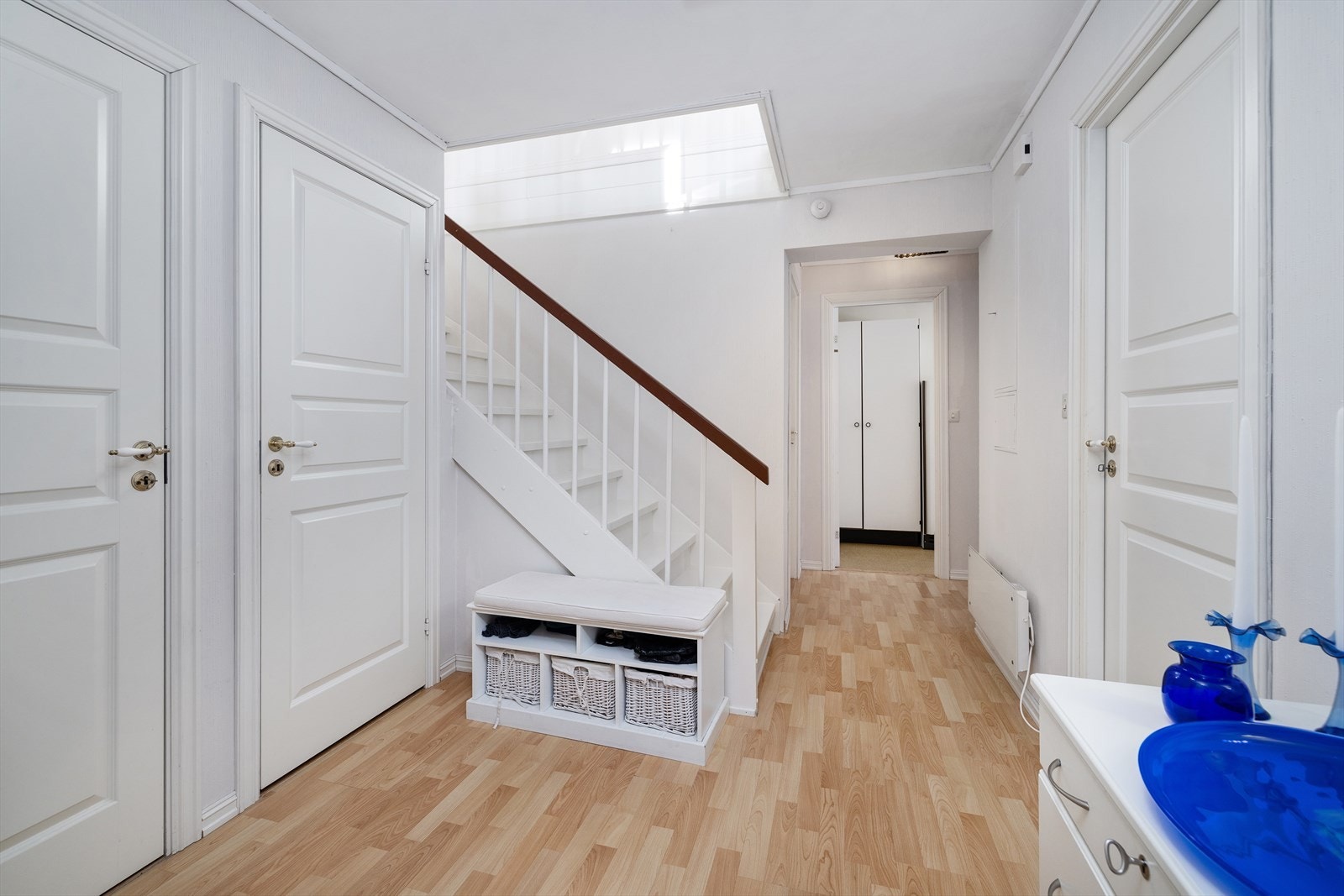 Fra gangen er det adkomst til etasjens tre soverom, bad og toalettrom. Galleribilde