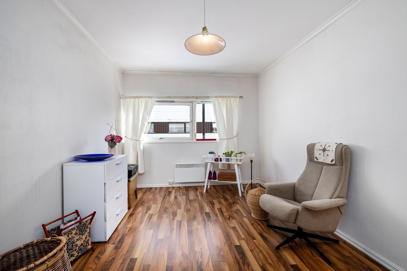 Rommet har laminatgulv og panelovn for oppvarming. Galleribilde