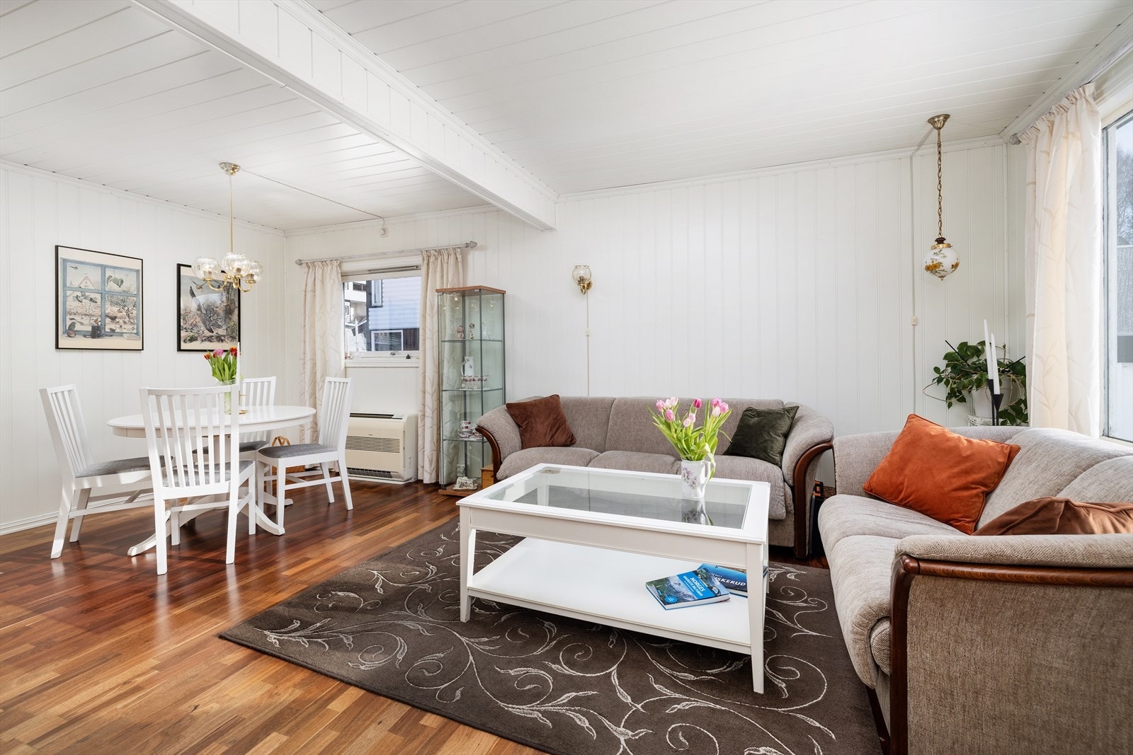 Stuen i andre etasje er romslig, med god plass til både sofagruppe og spisebord. Galleribilde