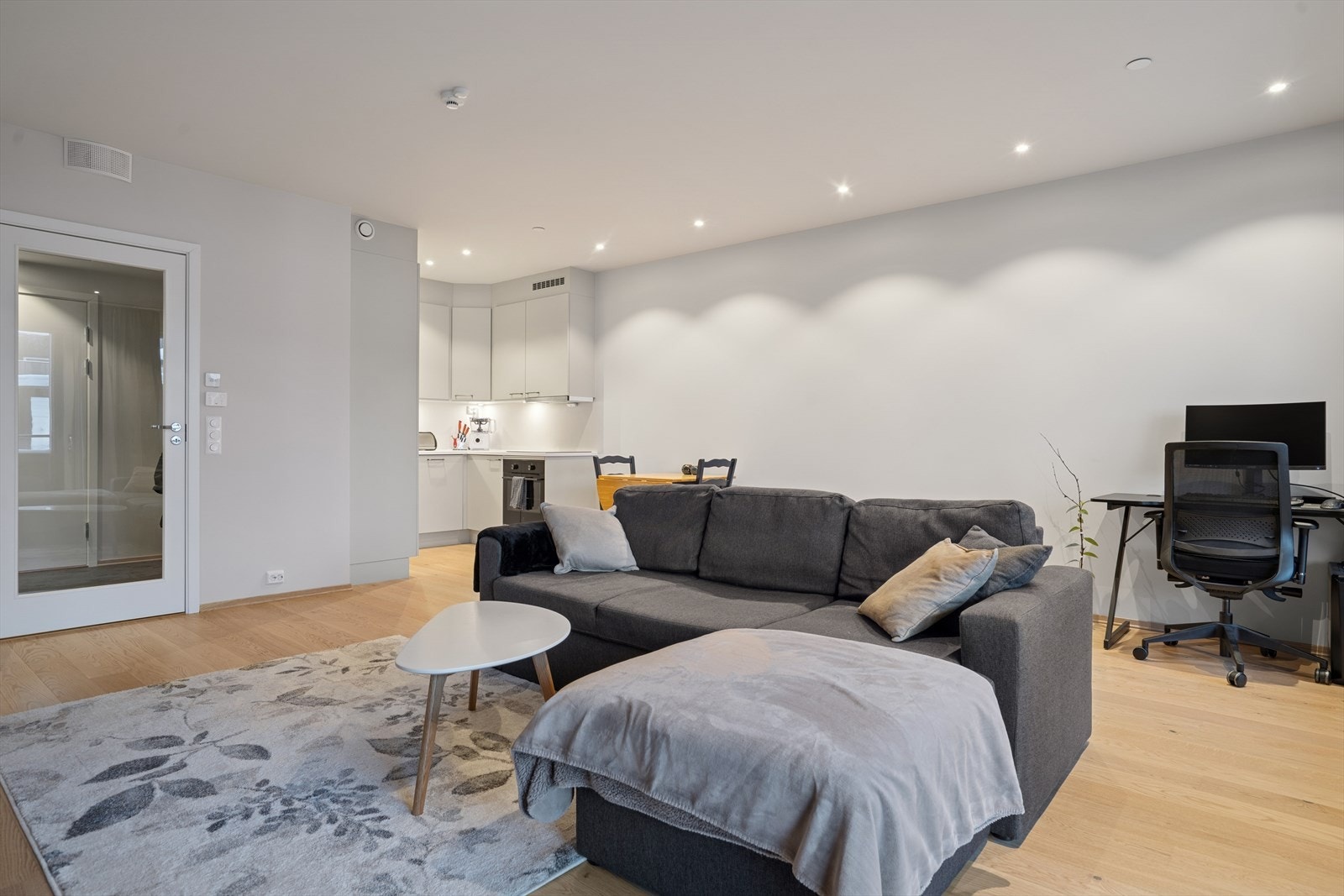 Stue stue med tilbaketrukket kjøkken. Galleribilde