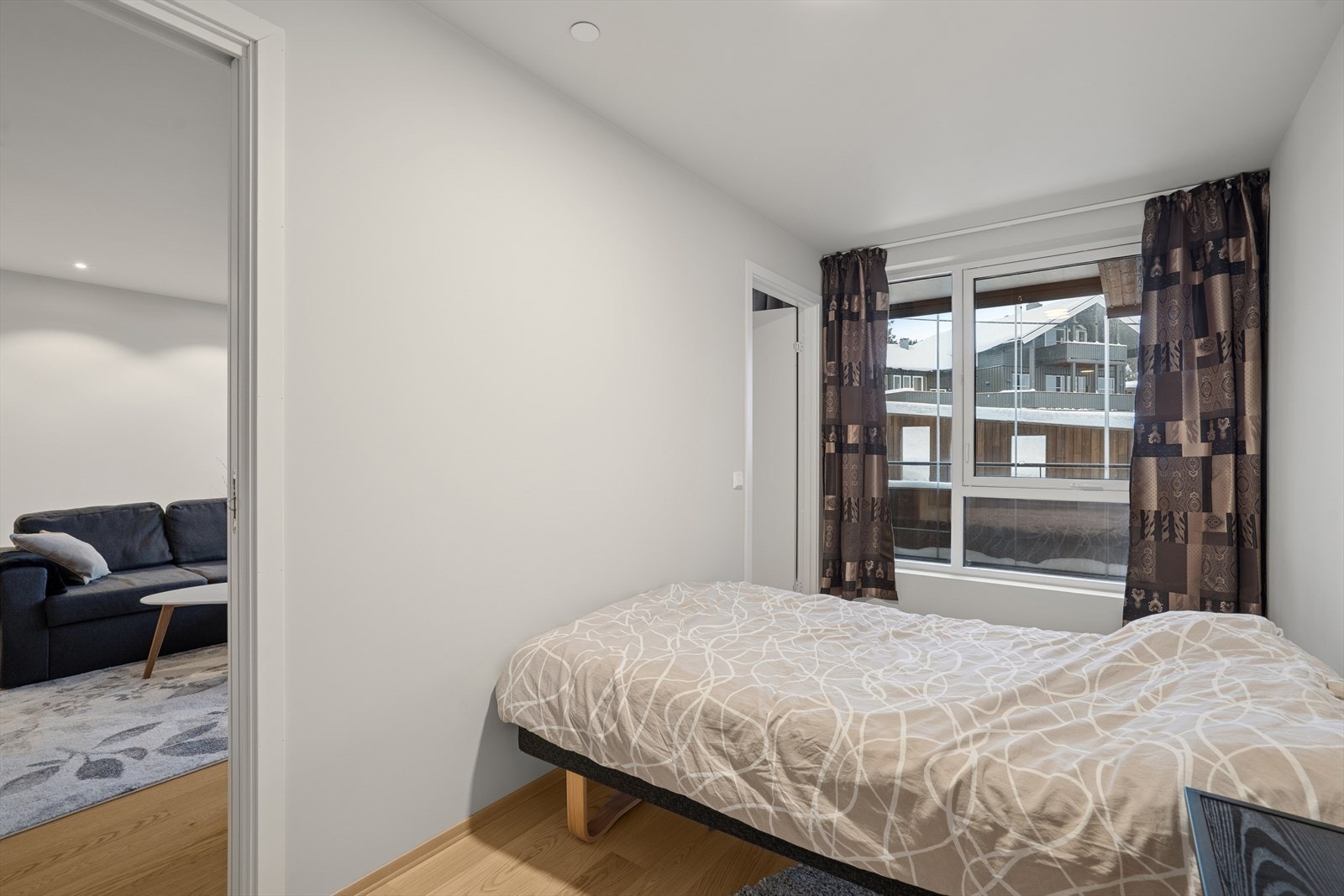 Romslig soverom med plass til garderobeskap. Galleribilde