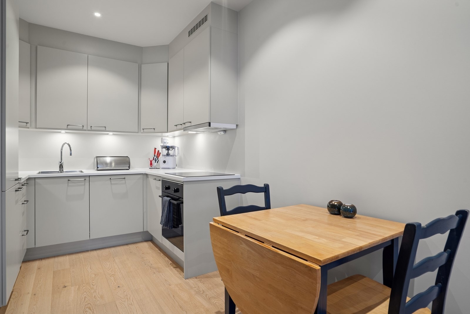 Plass til spisebord i tilknytning til kjøkken. Galleribilde