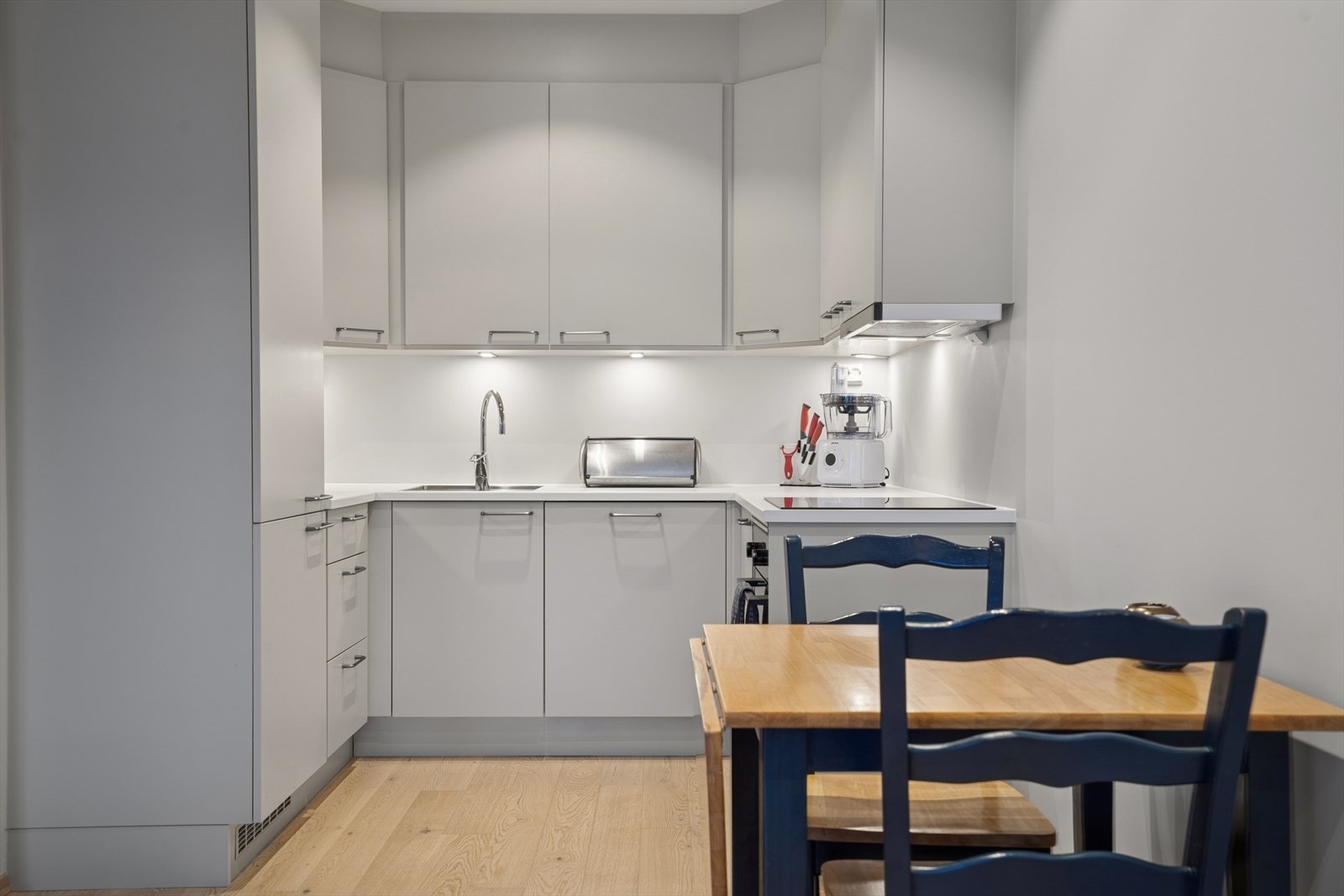 God med skap og benkeplass. Galleribilde