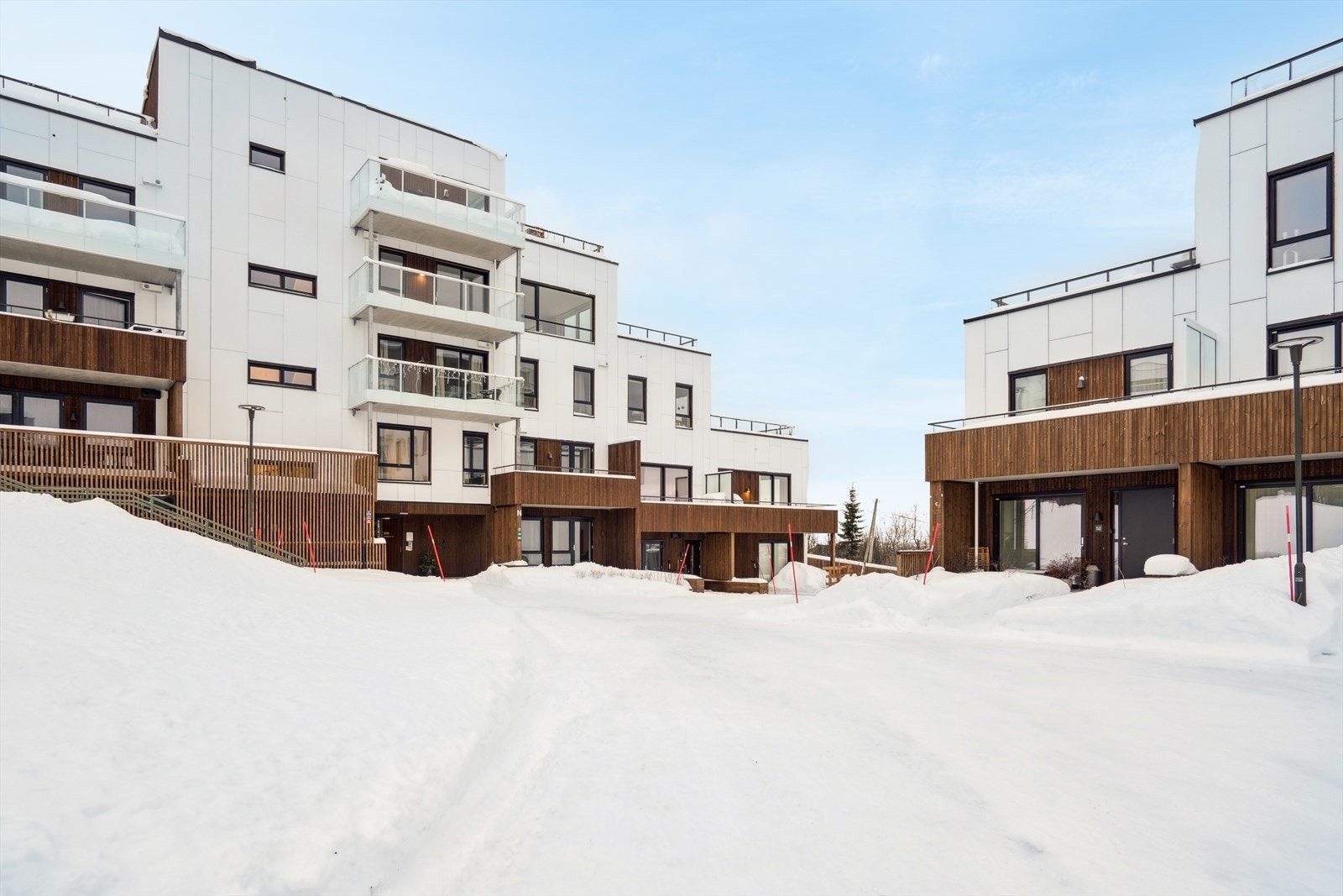 Inngang via nedre inngangsparti til blokken. Galleribilde